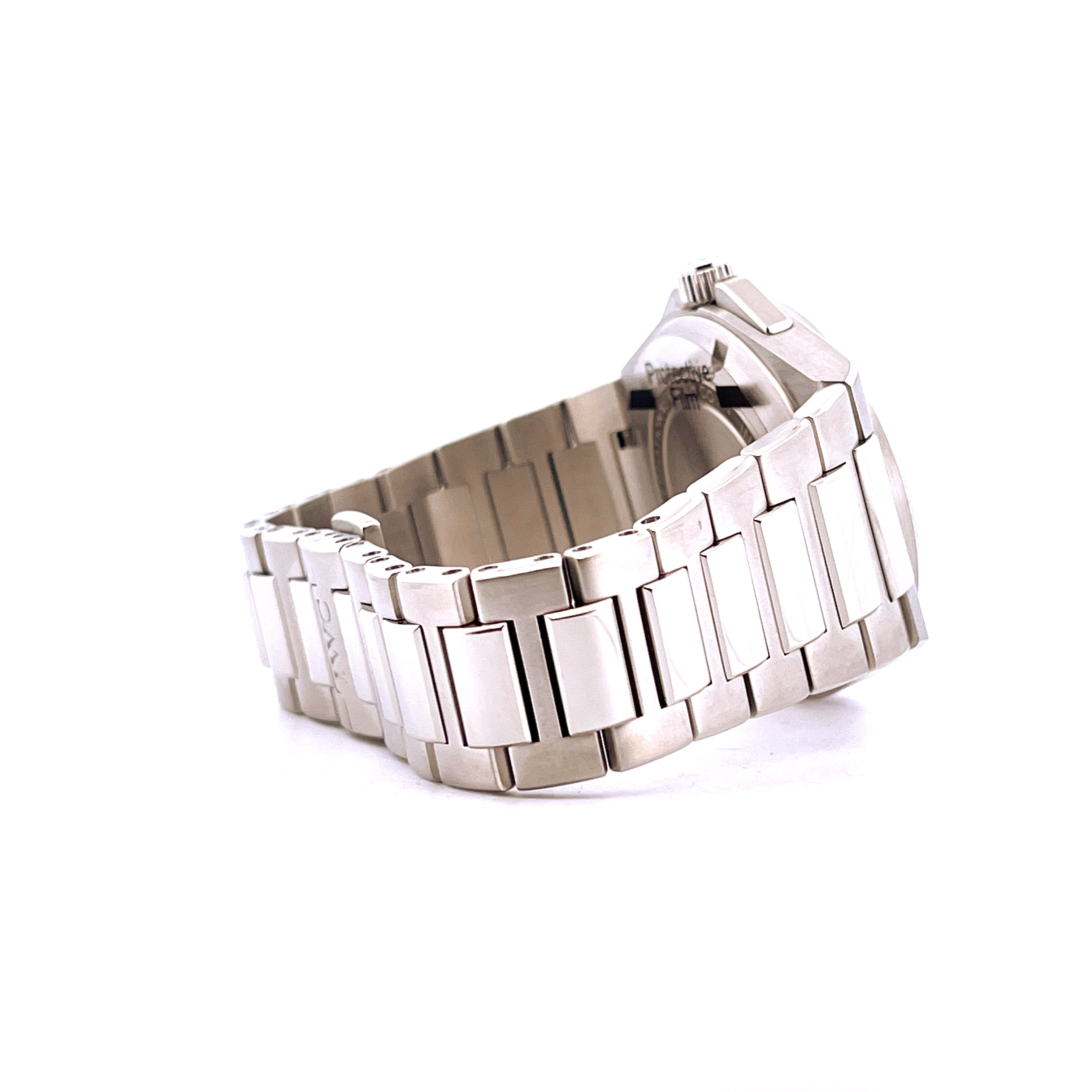 IWC Ingenieur Automatic Petrol Dial im Detail auf weißem Hintergrund
