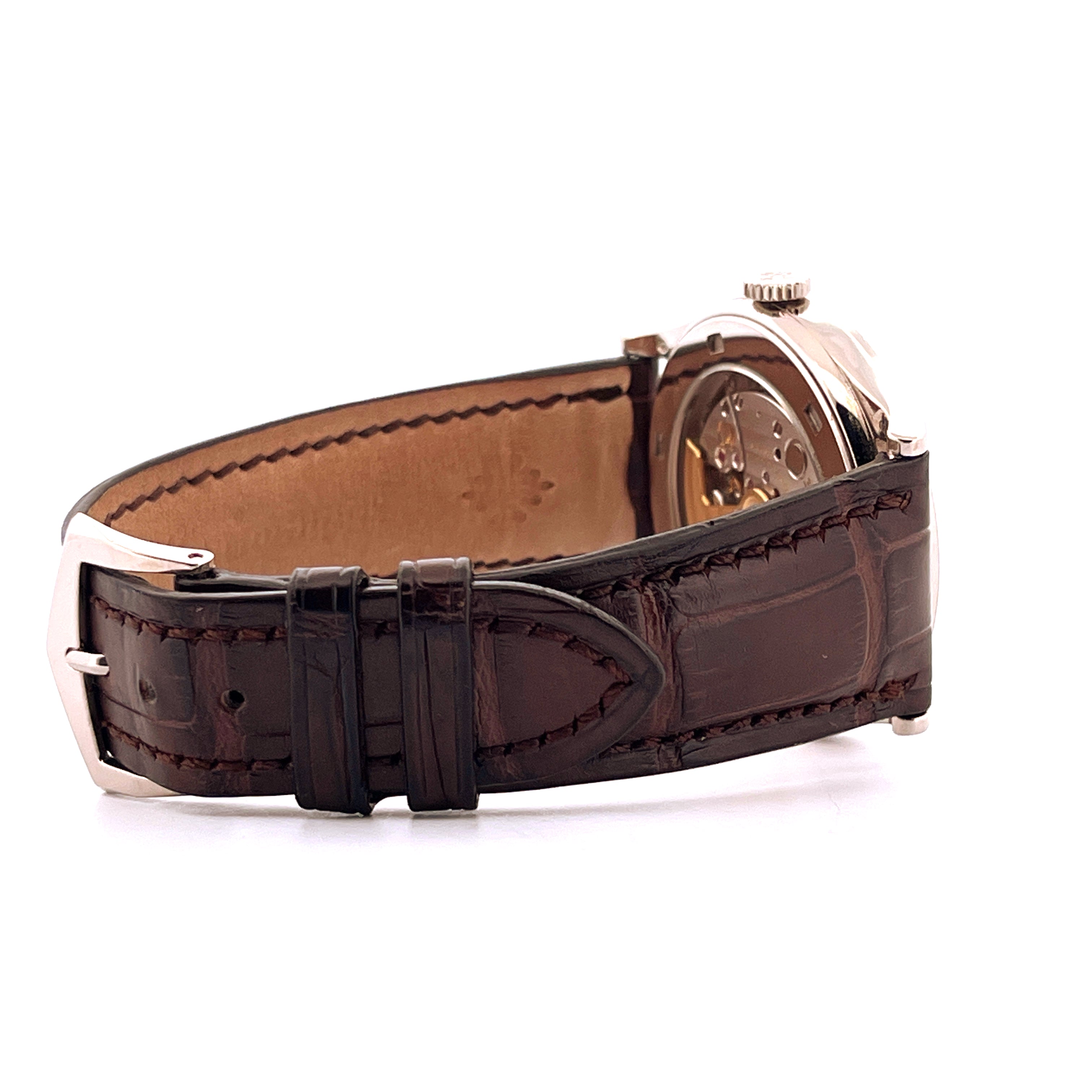 Seitenansicht eines Patek Philippe Calatrava 5296G-010 mit braunem Alligatorlederarmband