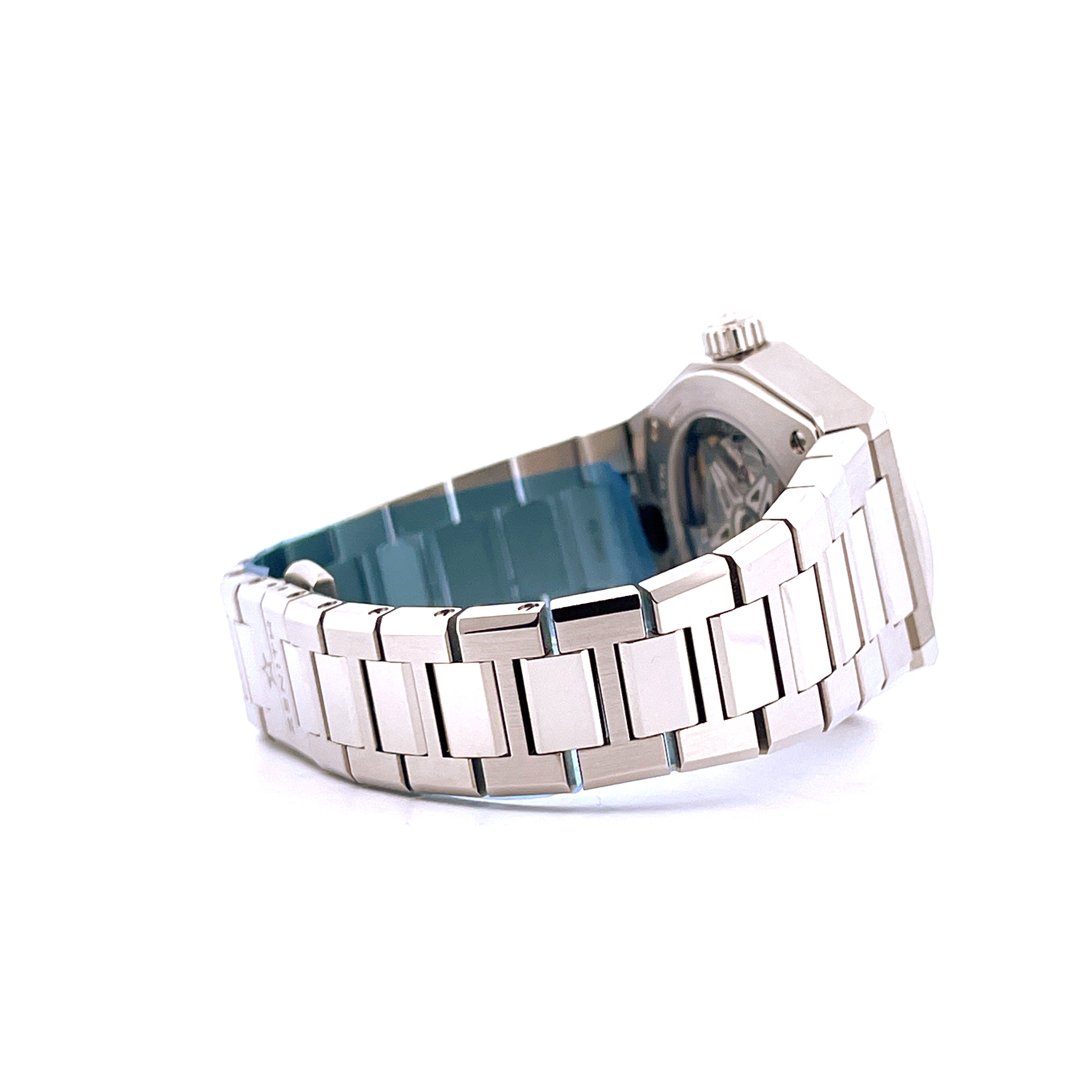Zenith Defy Midnight Steel Mother of Pearl Uhr in Seitenansicht auf weißem Hintergrund