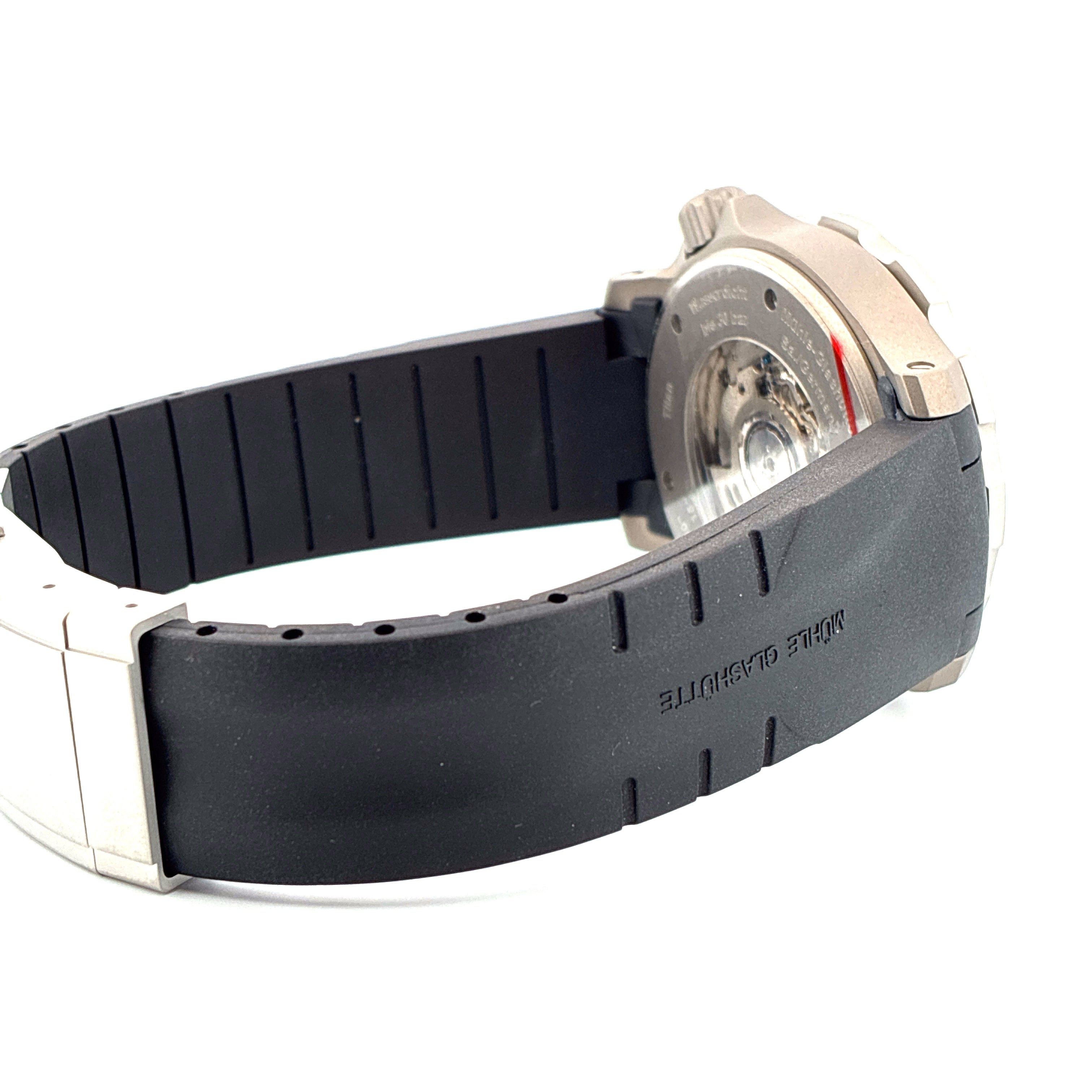 Mühle Glashütte Seebataillon GMT mit schwarzem Kautschukband aus Stahl auf weißem Hintergrund