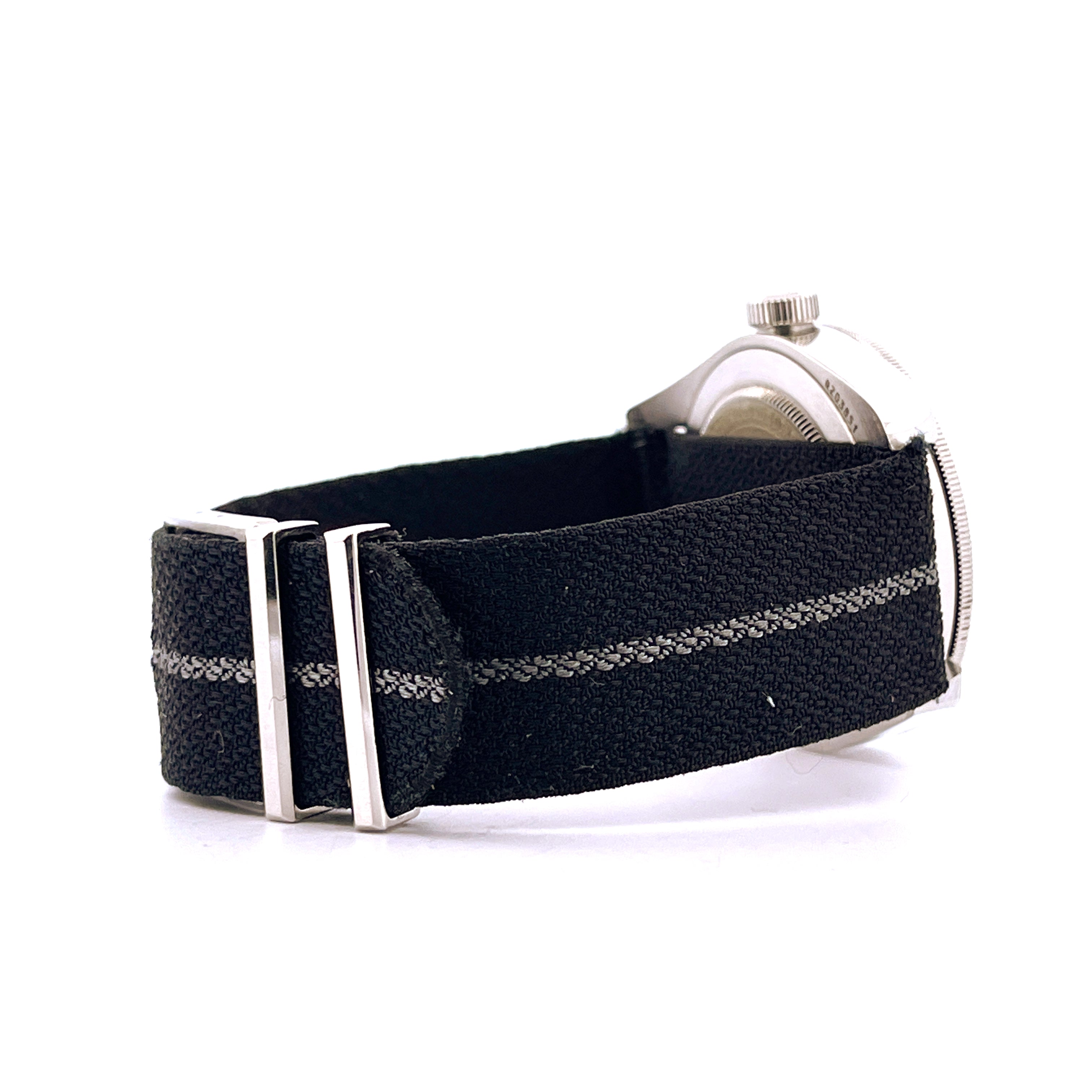 Tudor Black Bay Fifty-Eight Navy Blue 2022 Seitenansicht des schwarzen Stoffarmbandes mit zwei silbernen Streifen