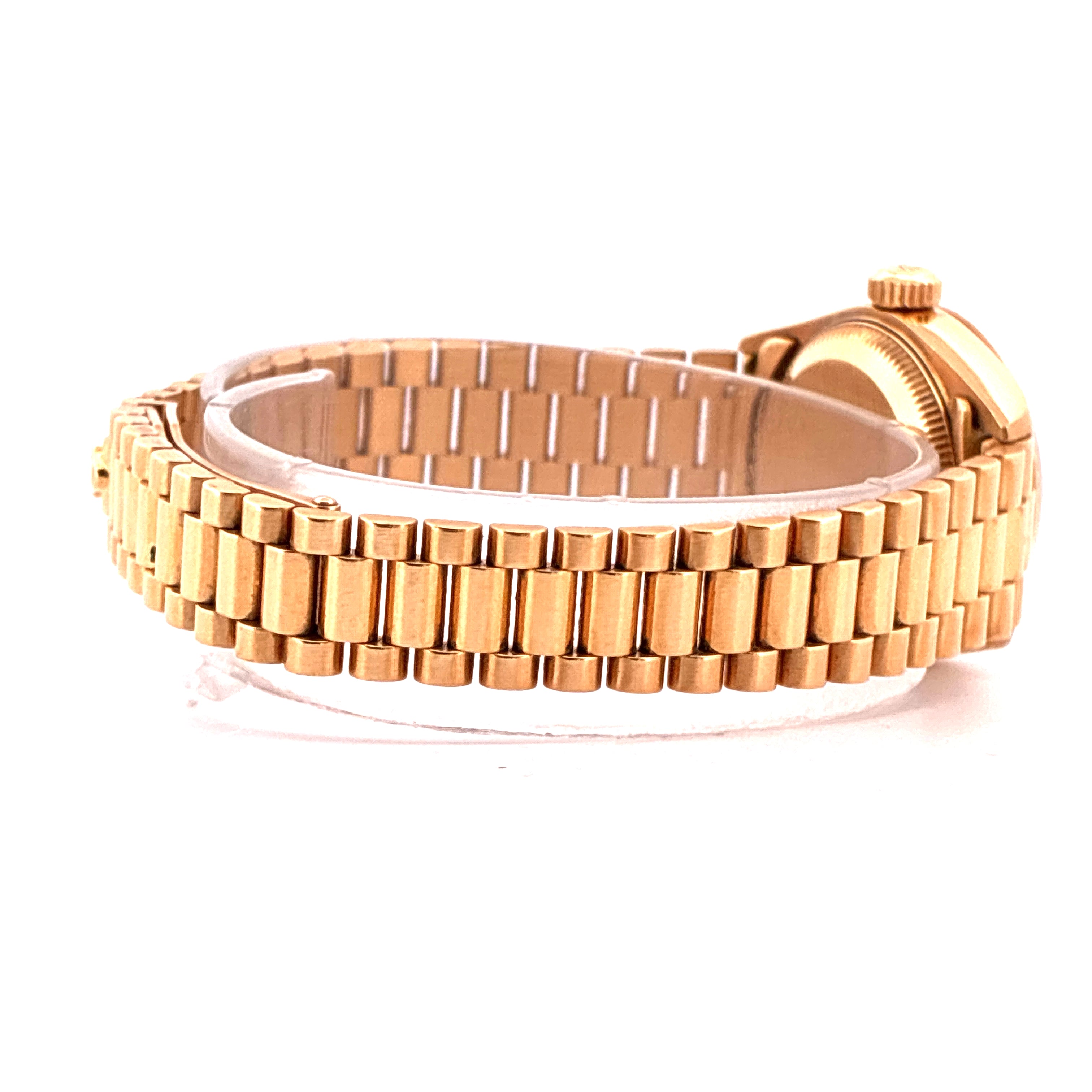 Rolex Lady-Datejust im Seitenprofil mit goldenem Gliederarmband und polierter Lünette
