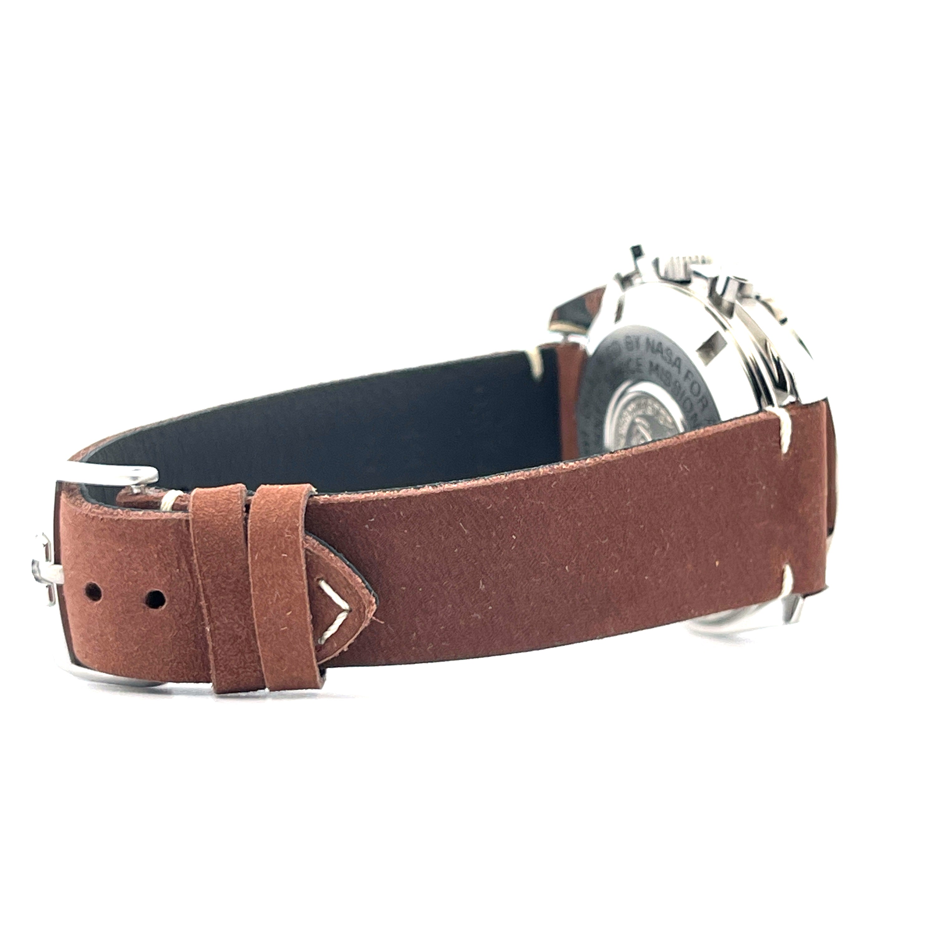 Omega Speedmaster Professional Moonwatch 2013 Lederarmband braun Seitenansicht weißer Hintergrund