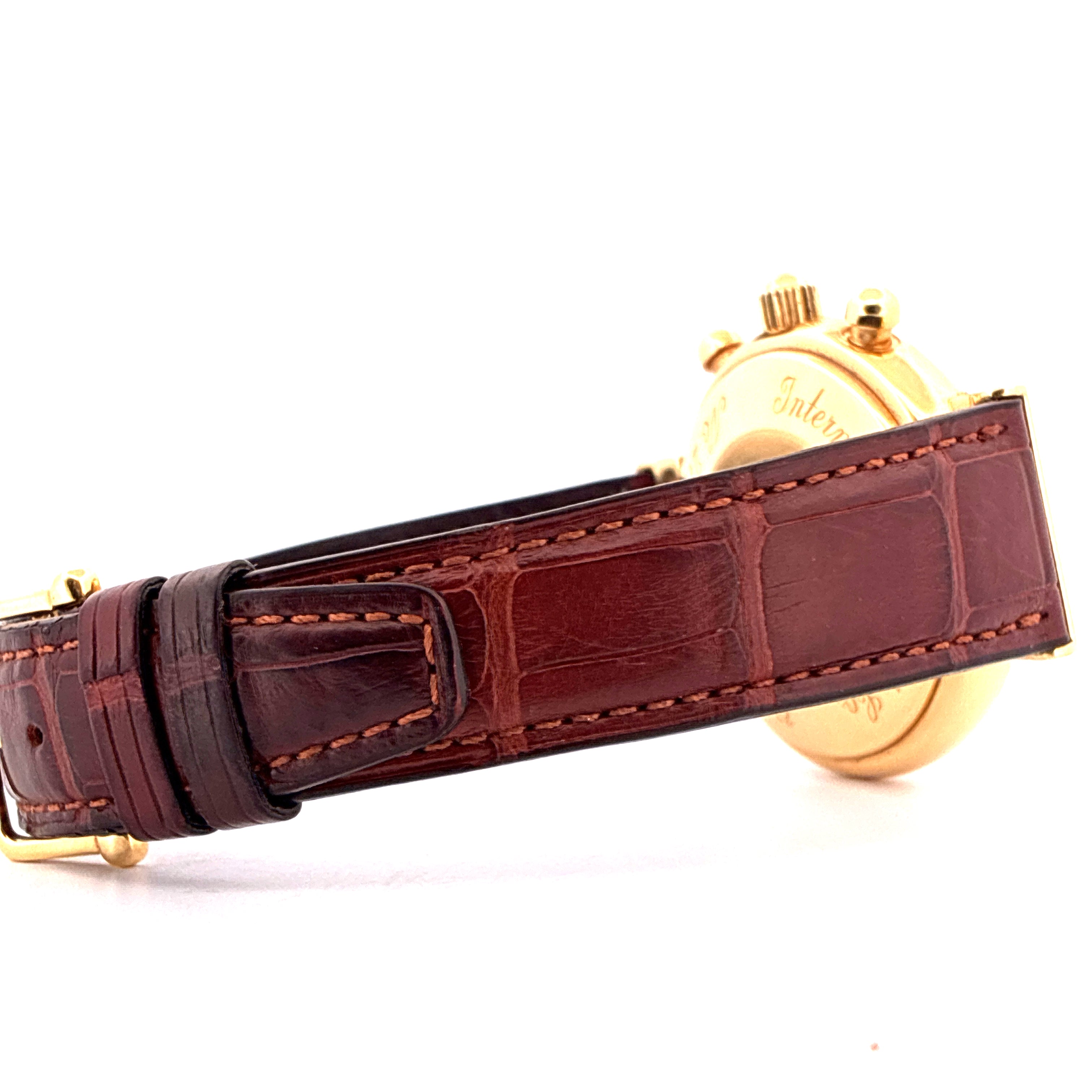 Seitenansicht des IWC Da Vinci Perpetual Calendar Gehäuses mit braunem Kroko-Lederarmband
