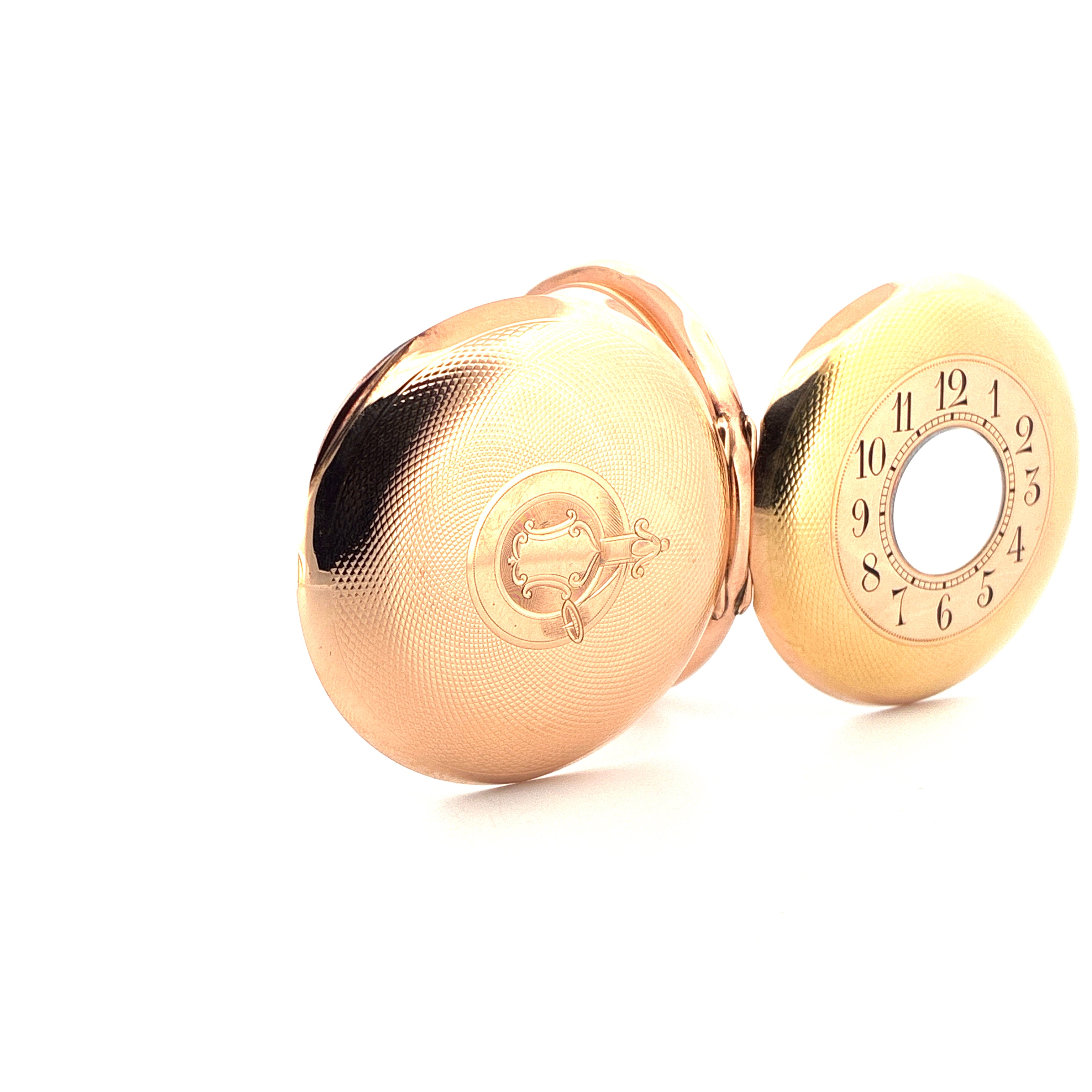 IWC Taschenuhr in Gelbgold, offen liegend auf weißem Hintergrund, Gehäuse mit Guilloche-Muster