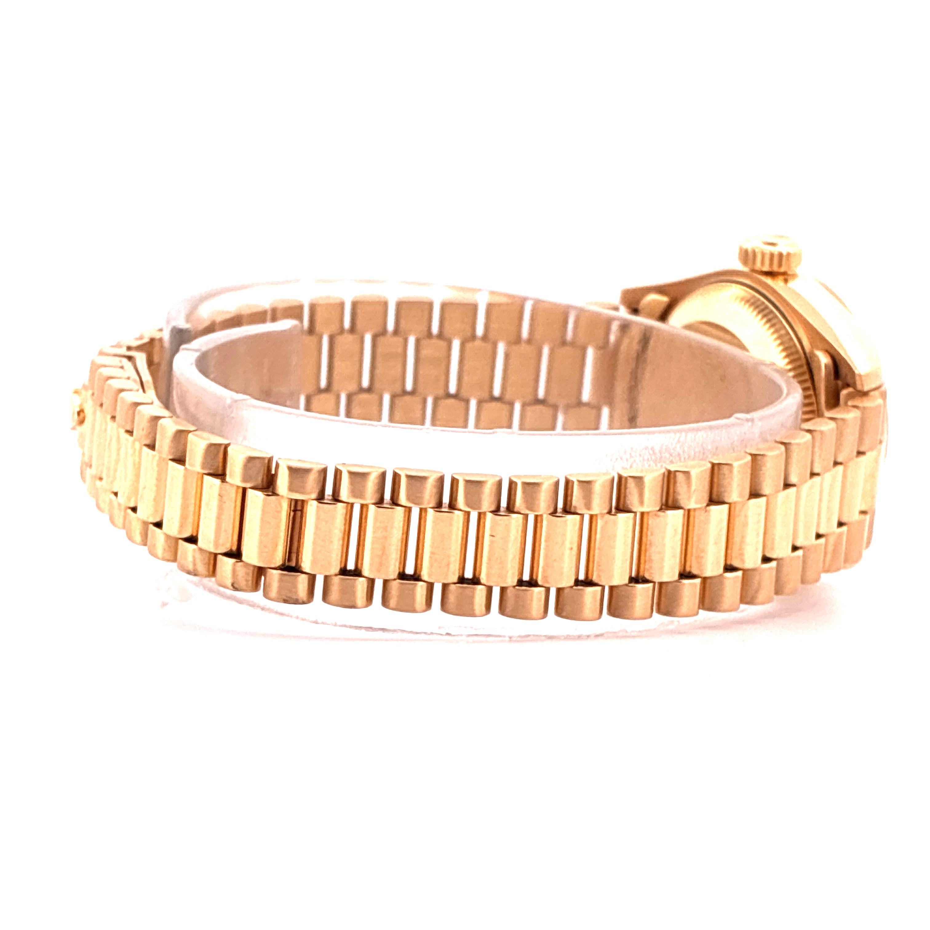 Rolex Lady-Datejust aus Gold, Seitenansicht des goldfarbenen Jubilee-Armbands vor weißem Hintergrund