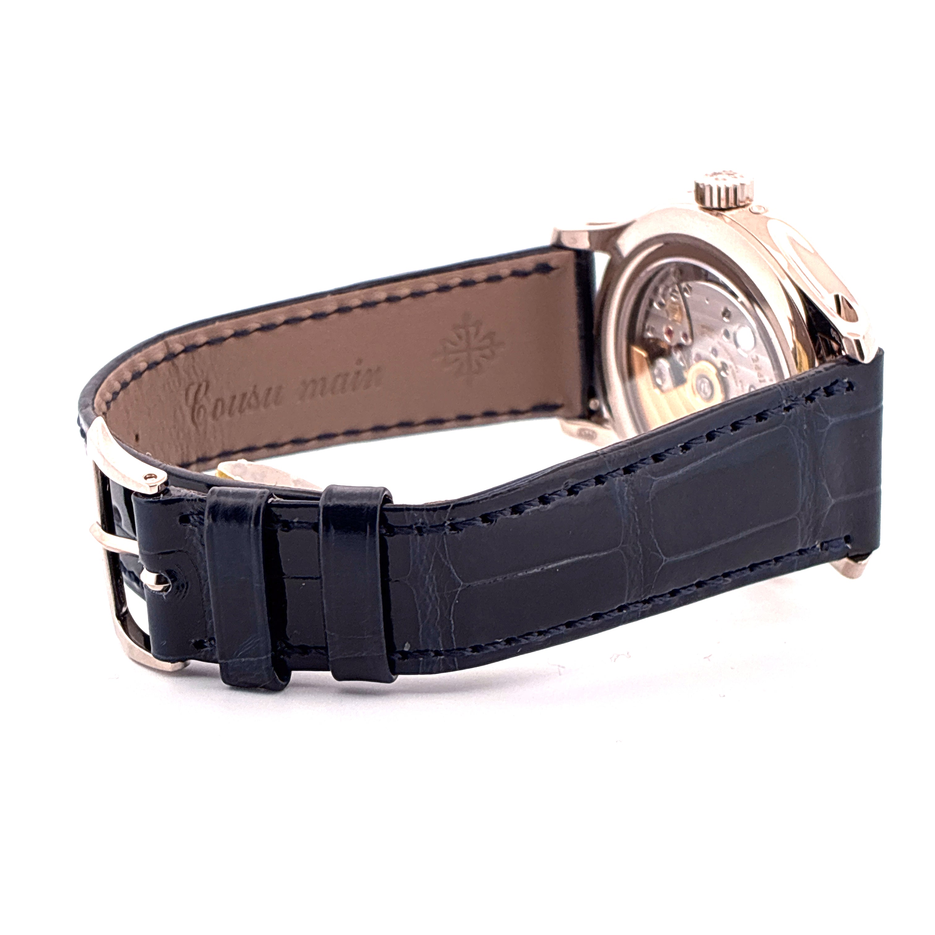 Patek Philippe 5205G-013 in Weißgold, Seitenansicht, dunkles Lederarmband