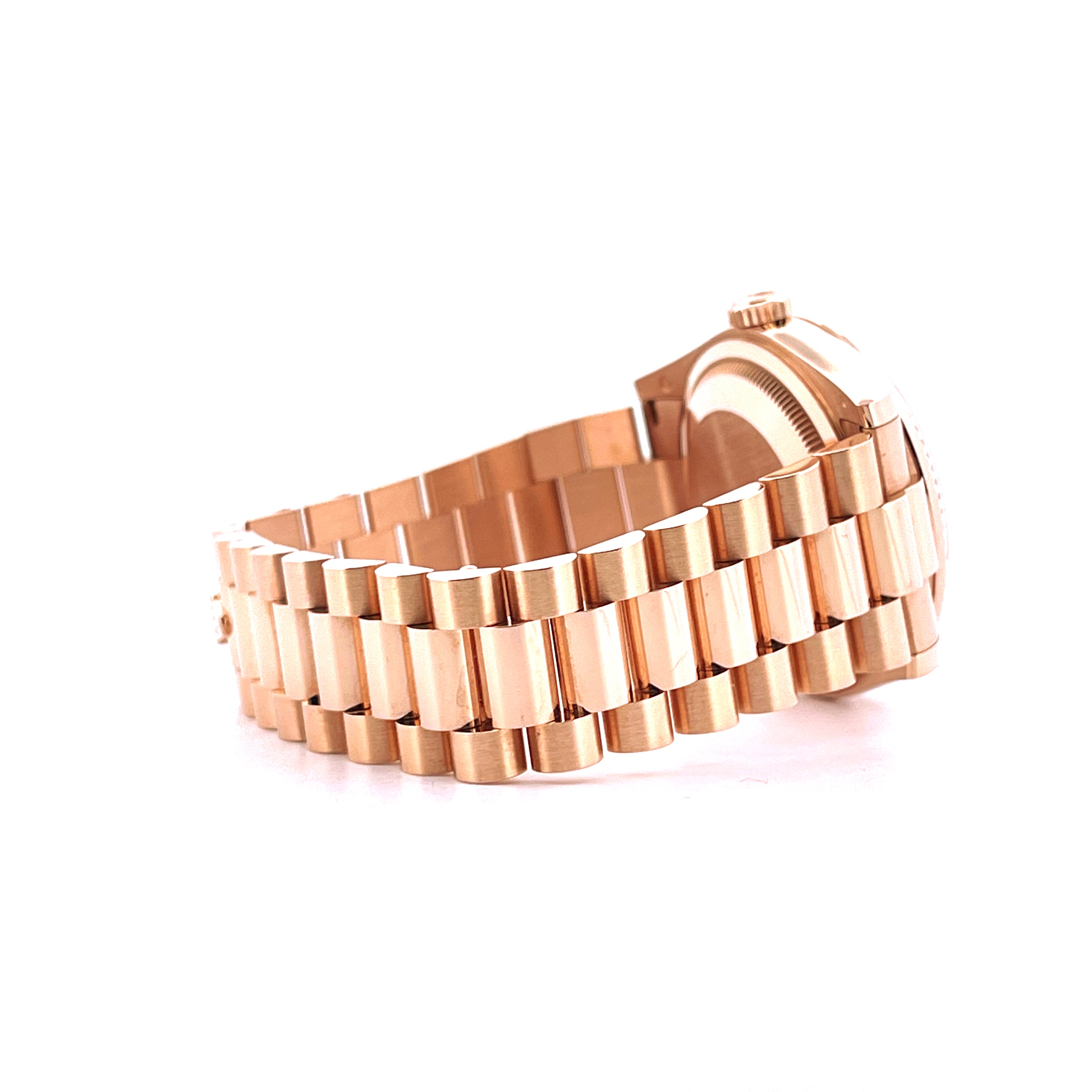 Seitenansicht einer Roségold-Rolex Day-Date 36 mit Jubilé-Armband und weissem Hintergrund