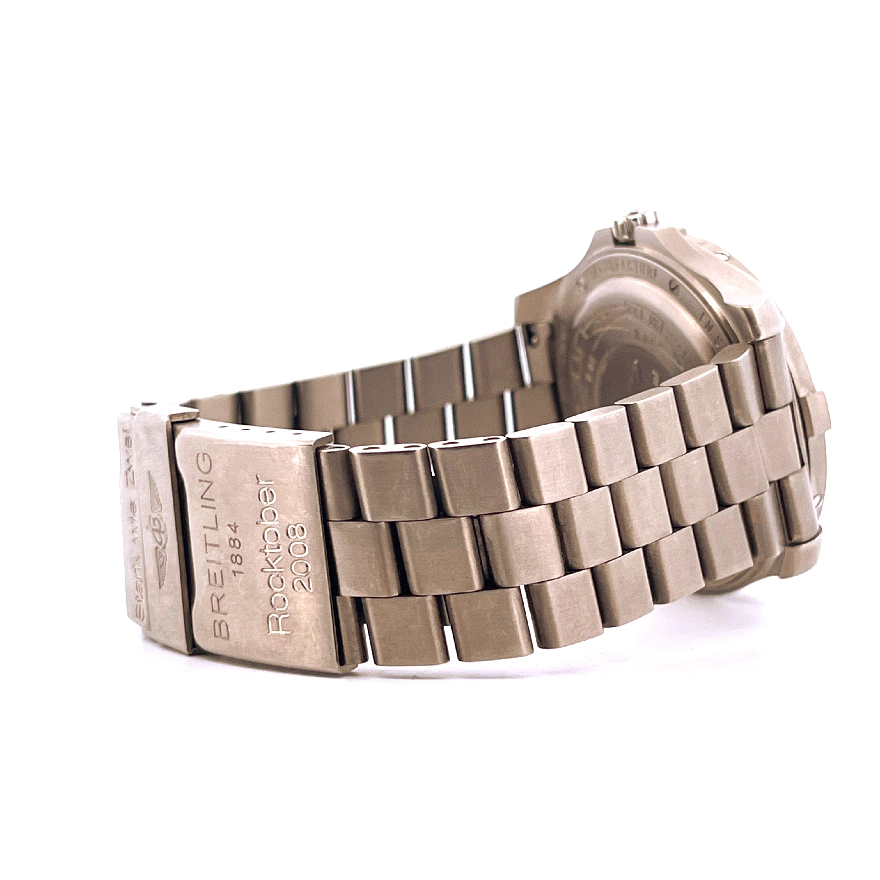 Seitenansicht eines Breitling Aerospace Avantage Titanarmbands mit Schließe, graviert mit "Breitling 1884 Rocktober 2008