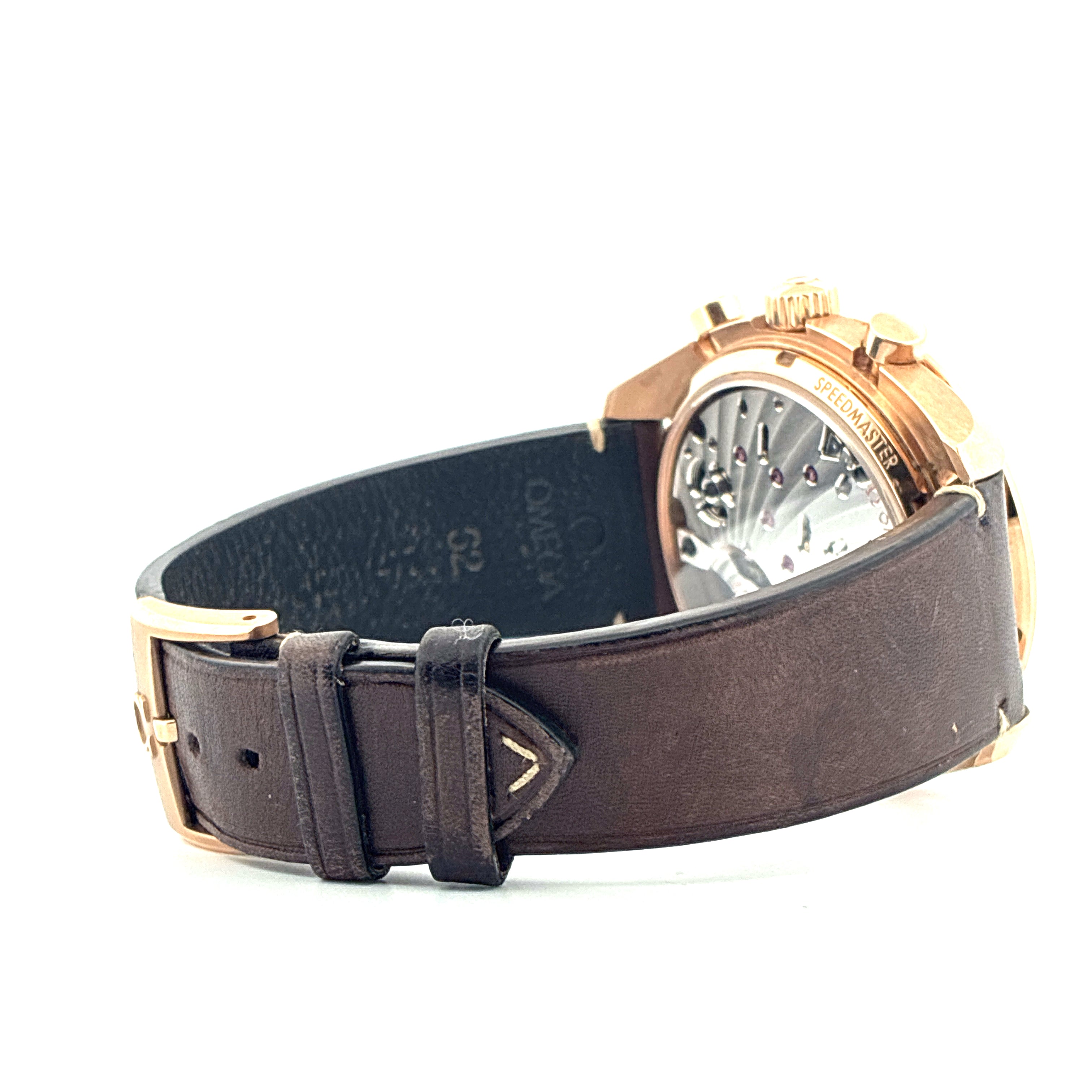 Seitenansicht einer Omega Speedmaster Chronoscope aus Gelbgold mit braunem Lederarmband