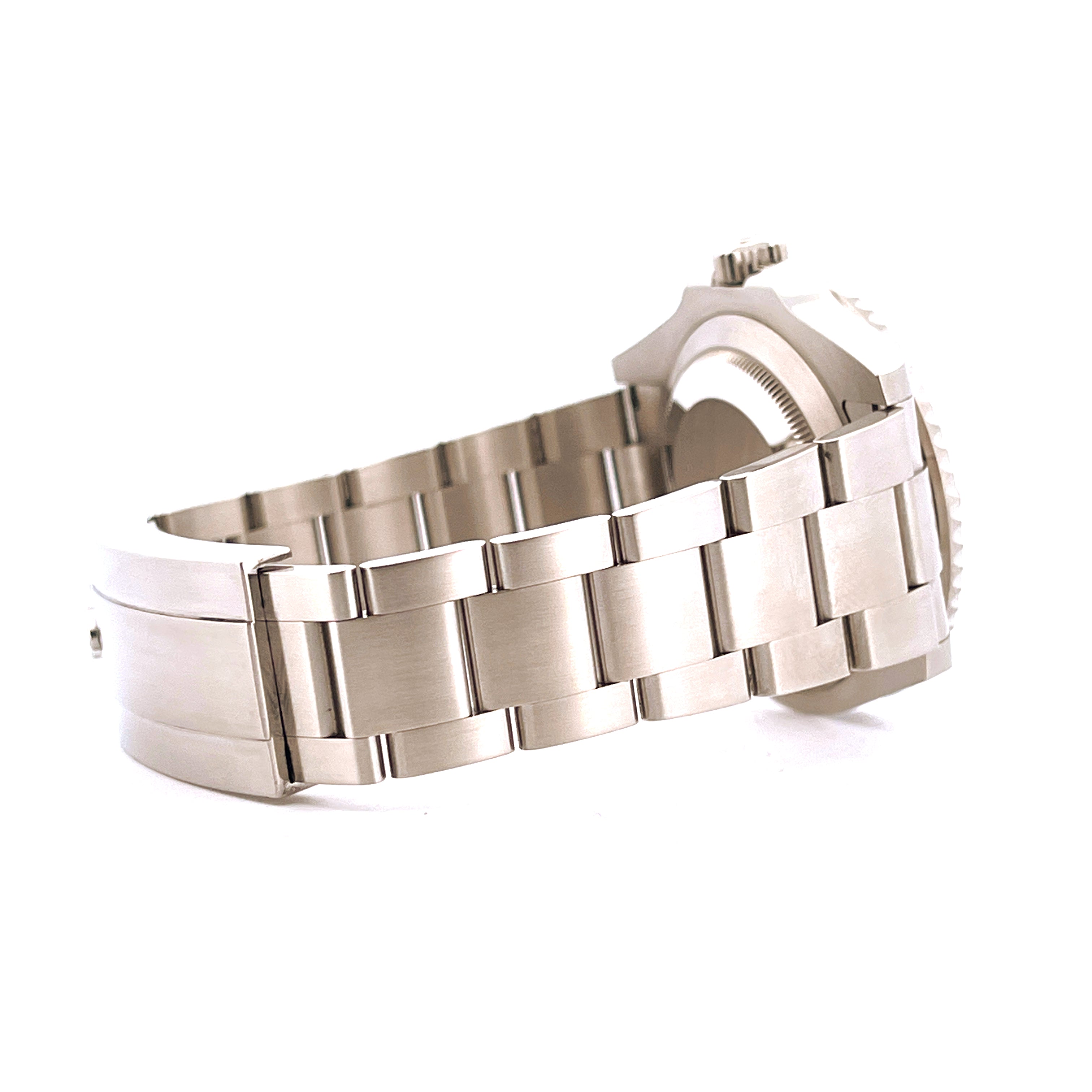 Seitenansicht einer Rolex Submariner No Date (2021) aus Stahl mit poliertem Oyster-Armband