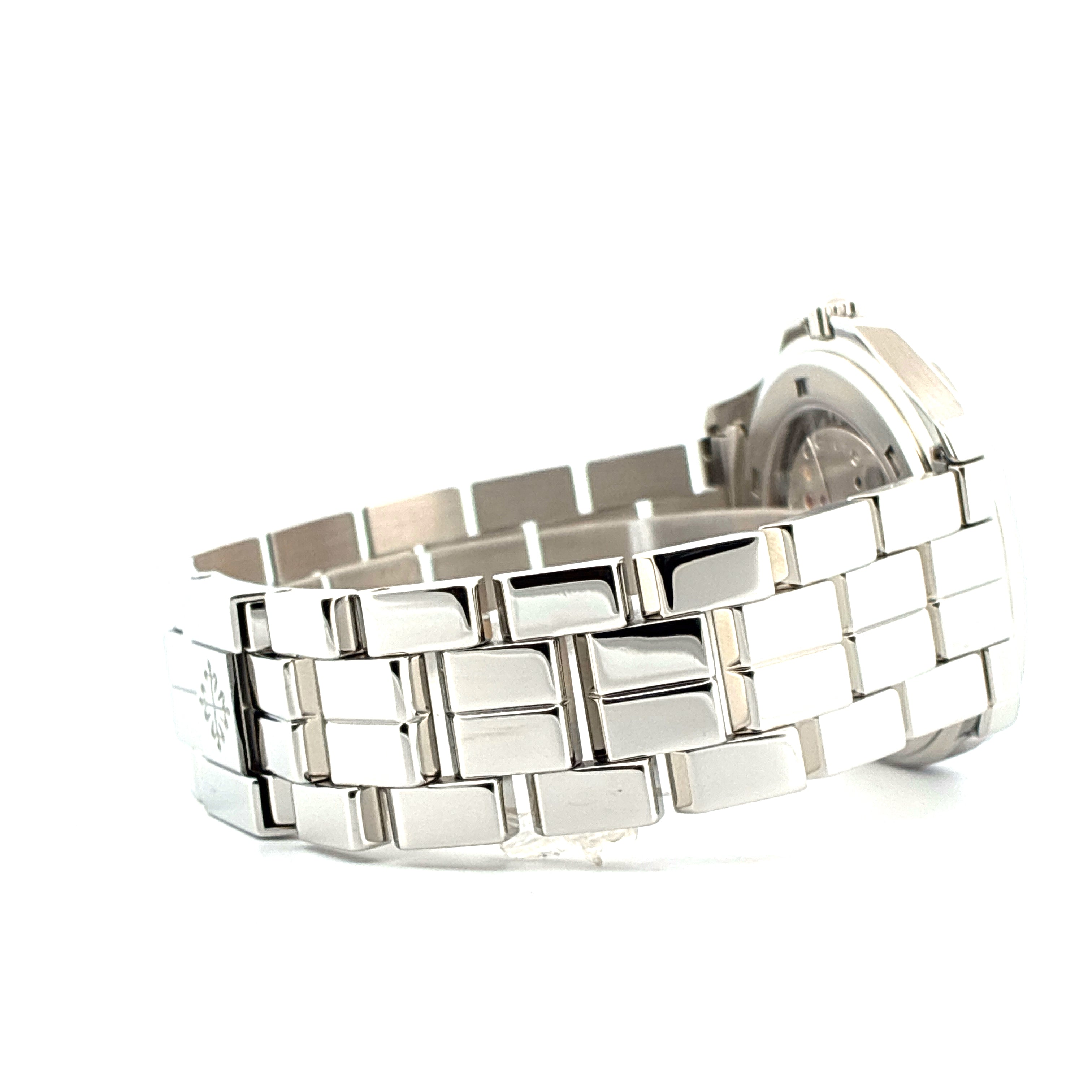 Patek Philippe Aquanaut mit poliertem Edelstahlarmband im Detail von der Seite auf weißem Hintergrund