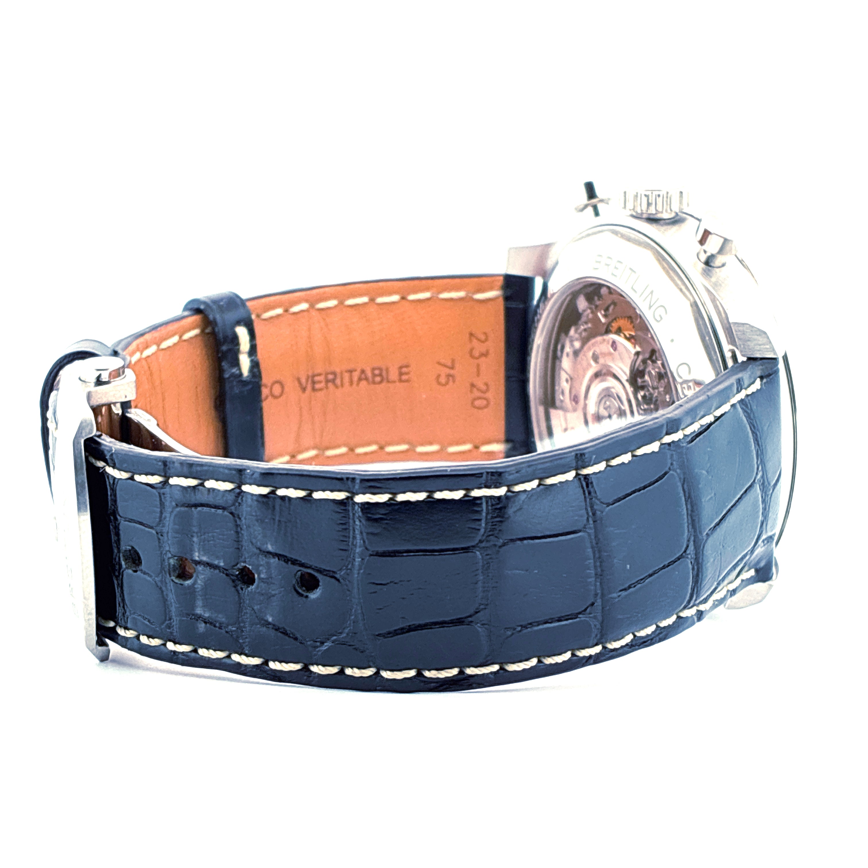 Breitling Aviator 8 B01 Chronograph 43 Detail eines schwarzen Krokodillederarmbands mit weissen Nähten und Sicht auf das Automatikwerk