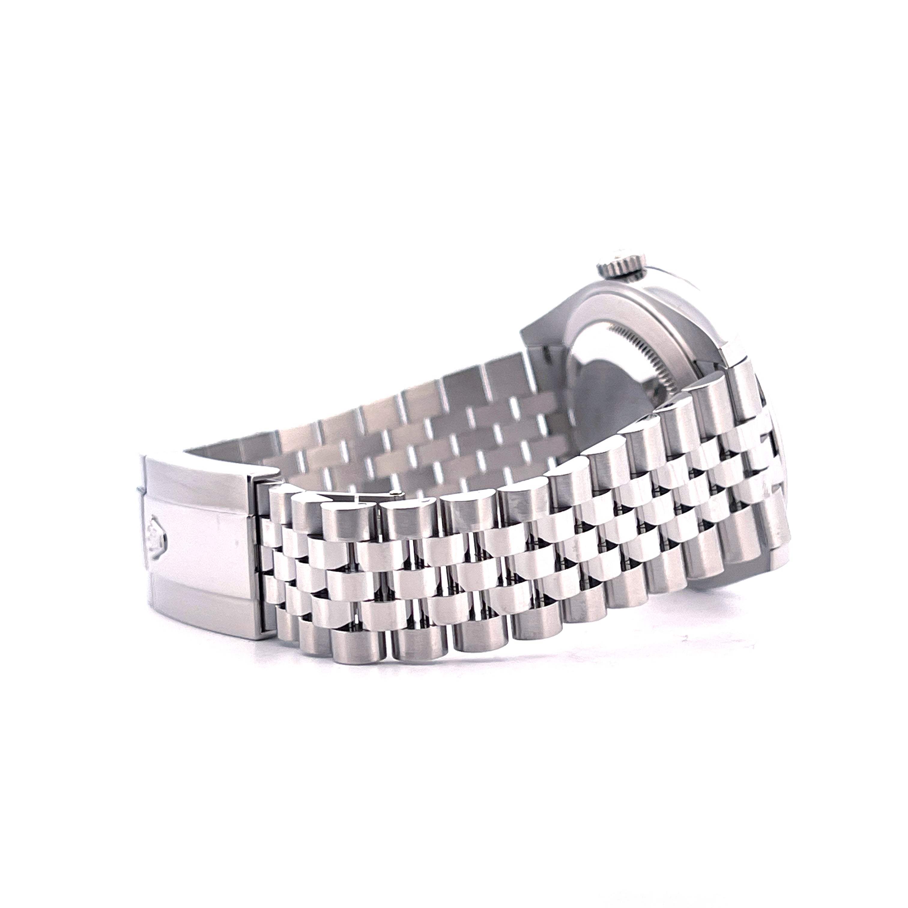 Rolex Datejust 41 Wimbledon Jubilee-Armband, Seitenansicht, Edelstahlgehäuse und Armband auf weißem Hintergrund