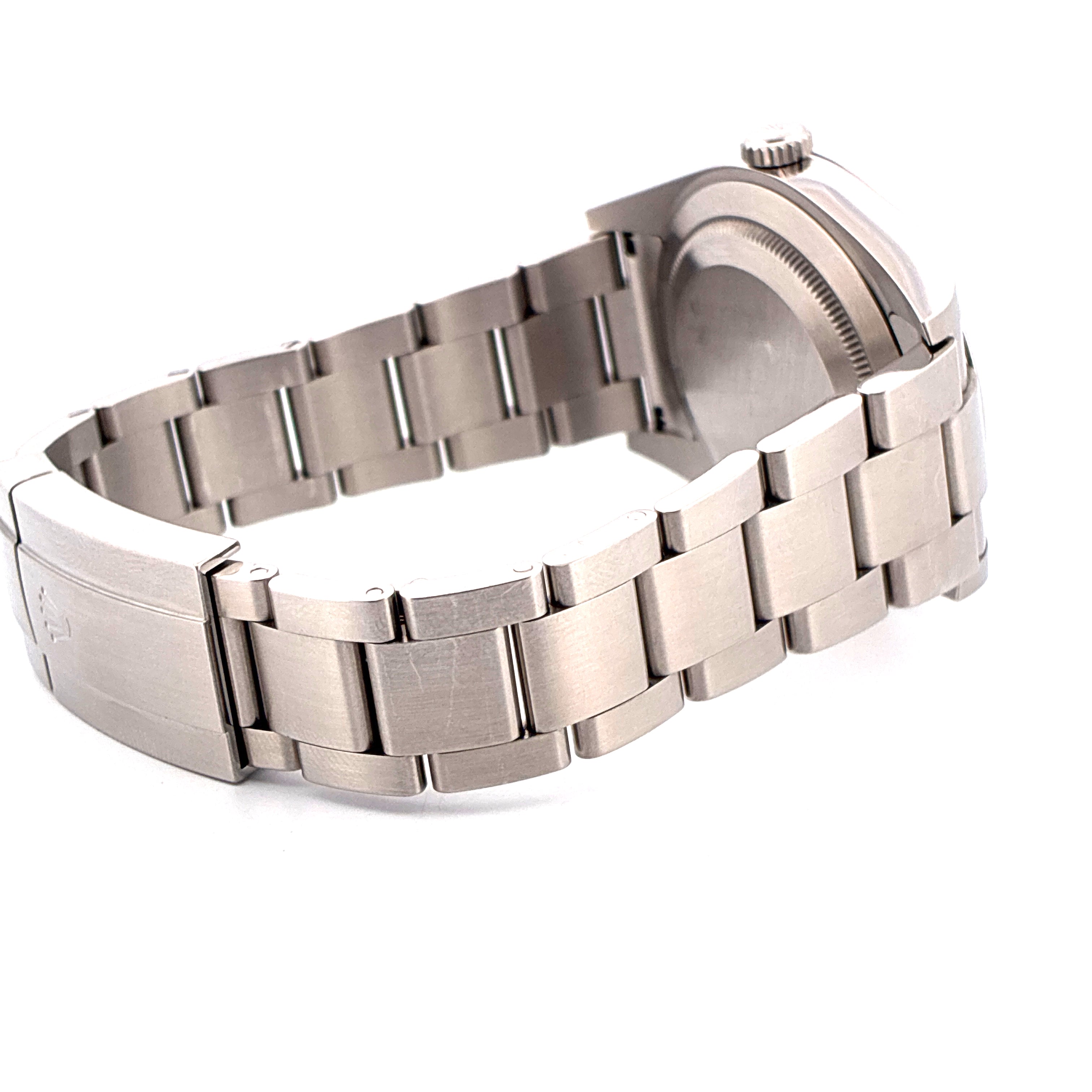 Seitenansicht einer Rolex Oyster Perpetual 39 Uhr aus Edelstahl mit Oyster-Armband und Faltschließe