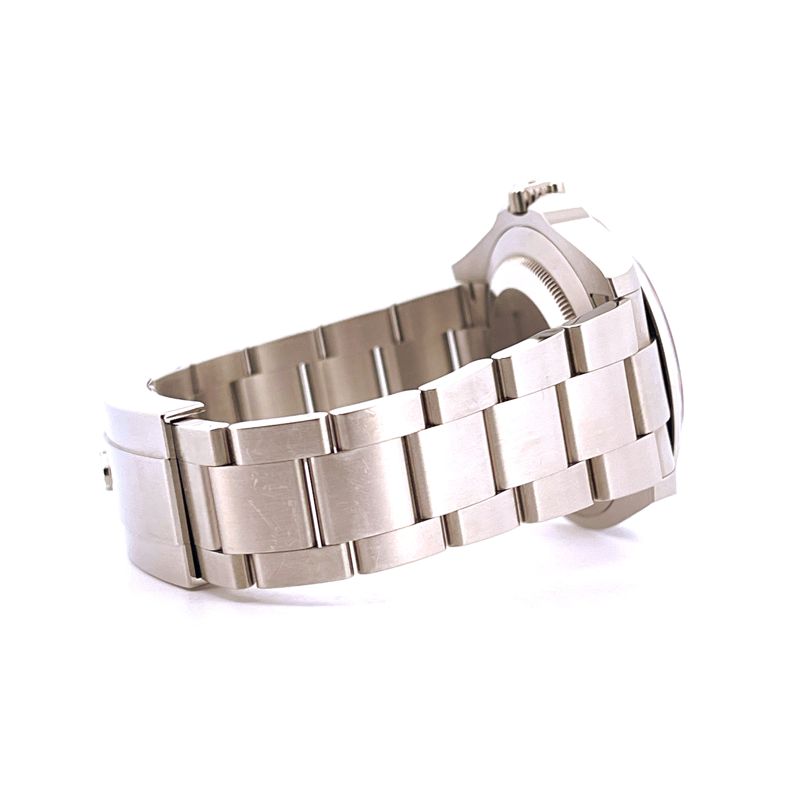 Seitenansicht einer Rolex Air King 126900 aus Stahl mit poliertem Stahlarmband auf weißem Hintergrund