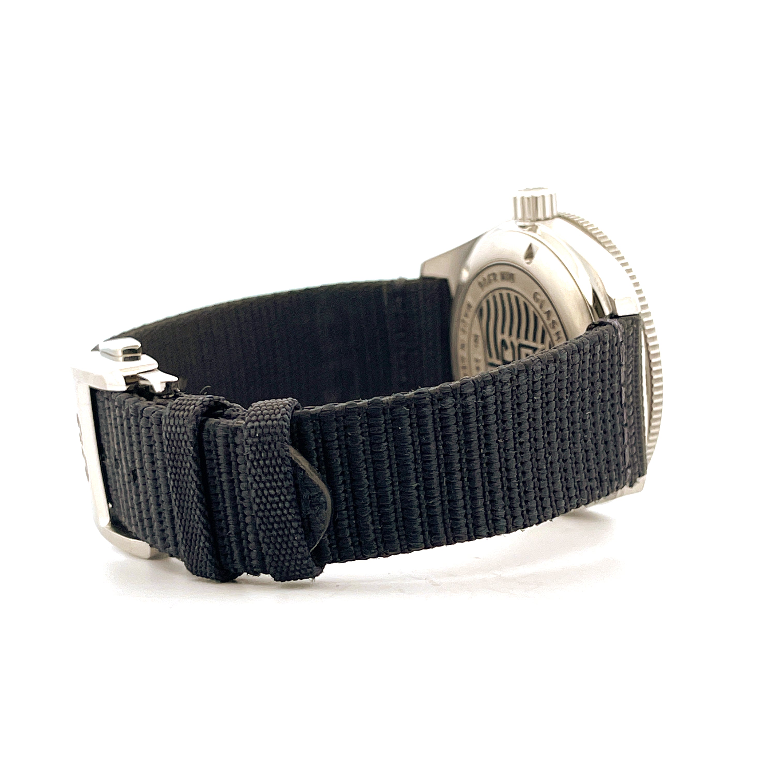 Glashütte Original Seaq 39,5 Edelstahl mit schwarzem Textilarmband in Seitenansicht auf weißem Hintergrund