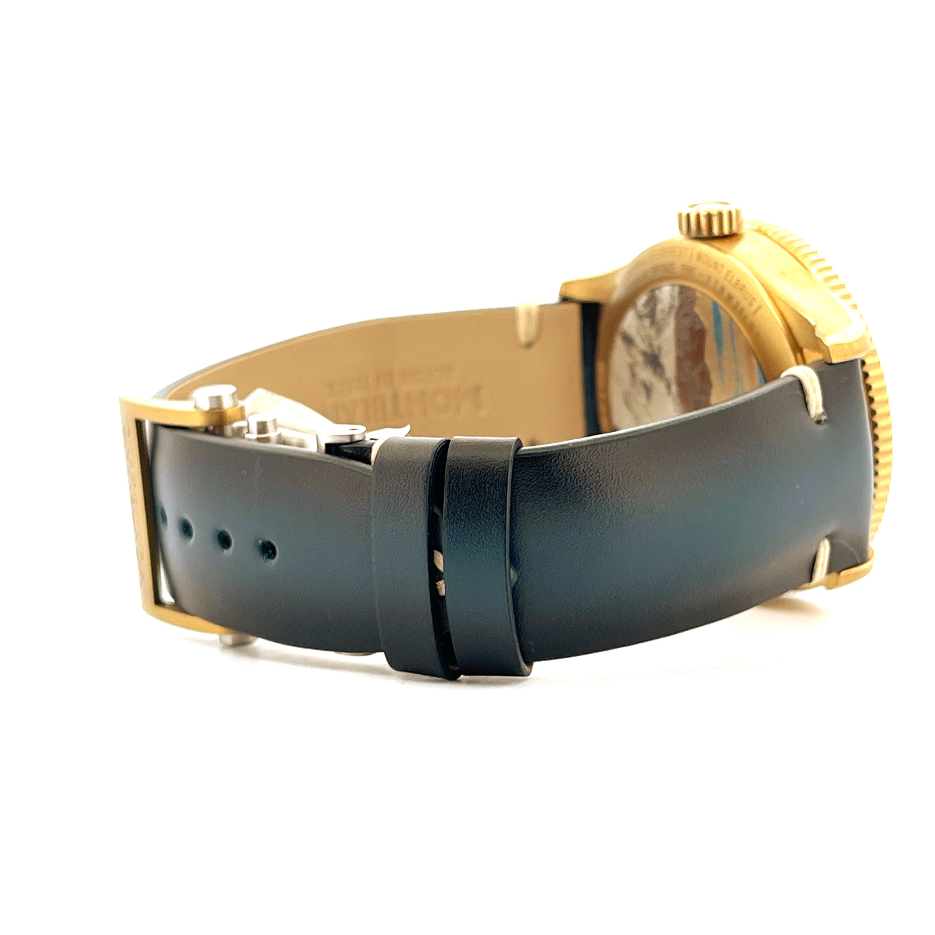 Seitenansicht einer Montblanc Geosphere 0 Oxygen Limited Edition 42 mm mit schwarzem Lederarmband aus Bronze