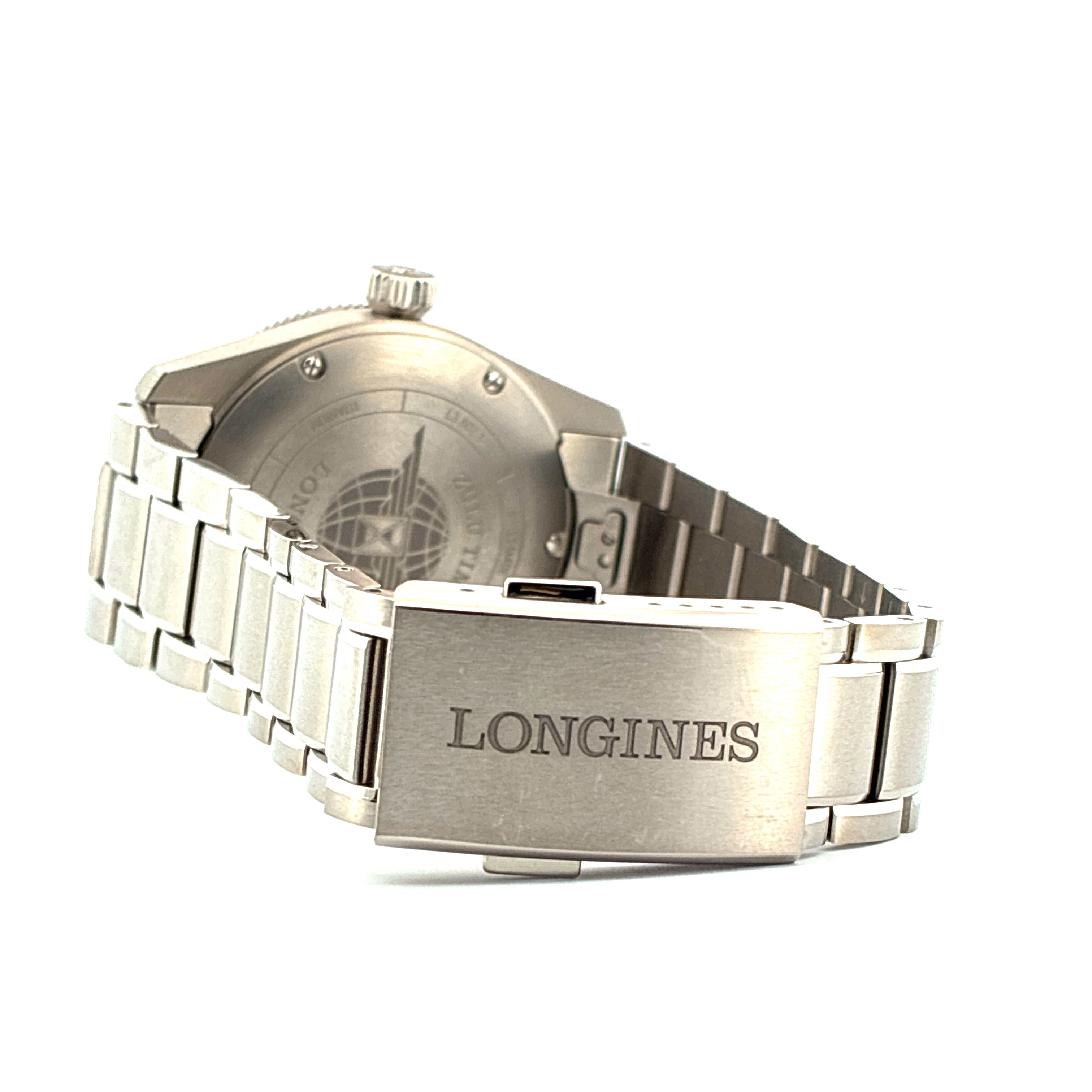 Longines Spirit Zulu Time 39mm Herrenuhr Edelstahl Armband im Seitenprofil mit geschlossenem Verschluss