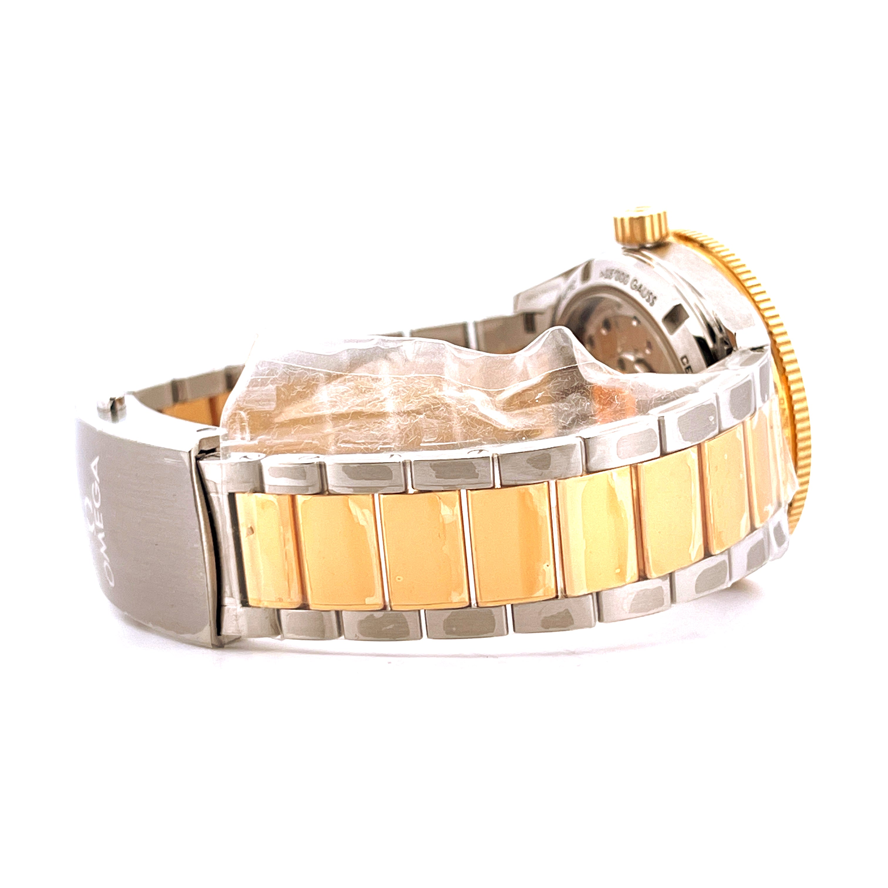 Omega Seamaster 300 Co-axial Bicolor im Seitenprofil auf weißem Hintergrund