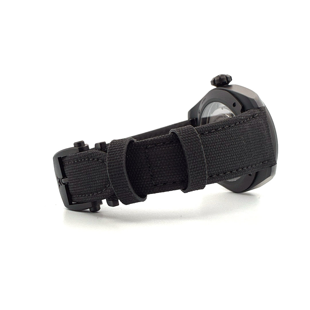 Zenith Pilot Automatic 40 mm All Black Ceramic von der Seite mit schwarzem Textilarmband und schwarzer Dornschliesse