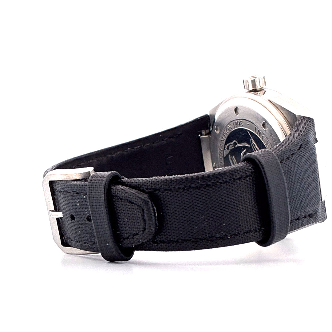 Seitenansicht einer IWC Ingenieur Automatic Zinedine Zidane Uhr mit schwarzem Textilarmband und Edelstahldornschliesse