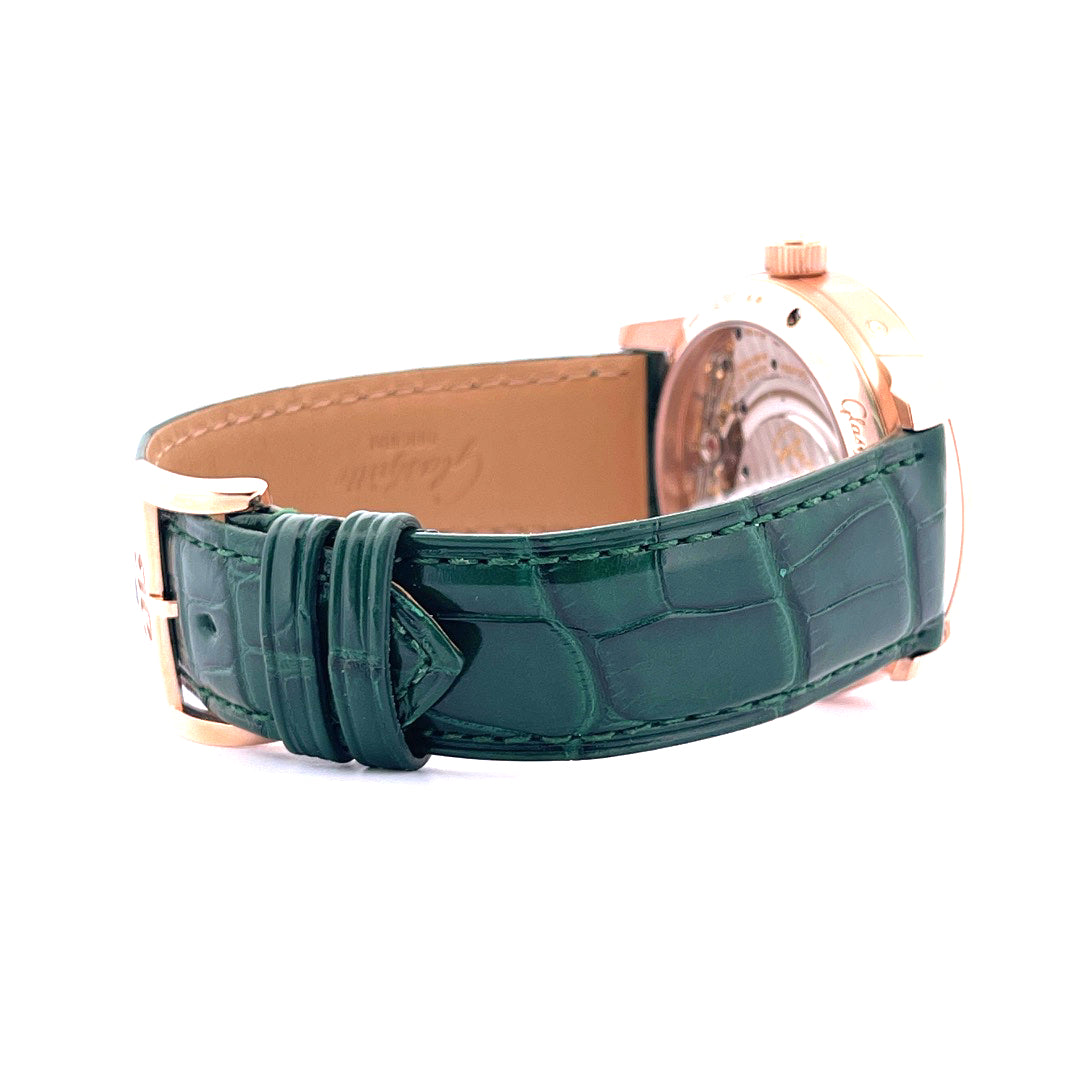 Seitenansicht einer Glashütte Original PanoMaticLunar Rosegold Green mit grünem Alligatorlederarmband