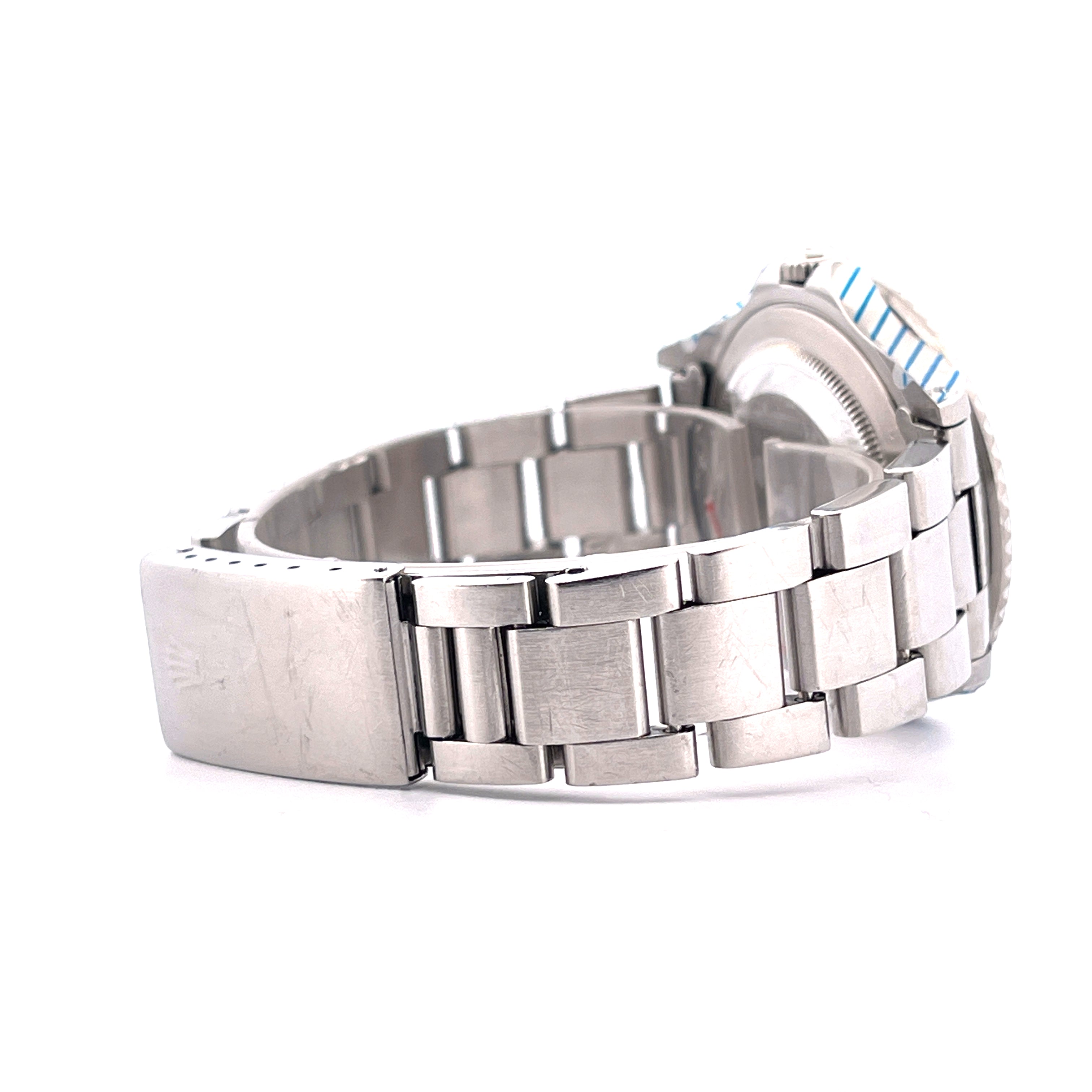 Seitenansicht einer gebrauchten Rolex GMT-Master Pepsi 16700 aus Stahl mit Stahlarmband auf weißem Hintergrund