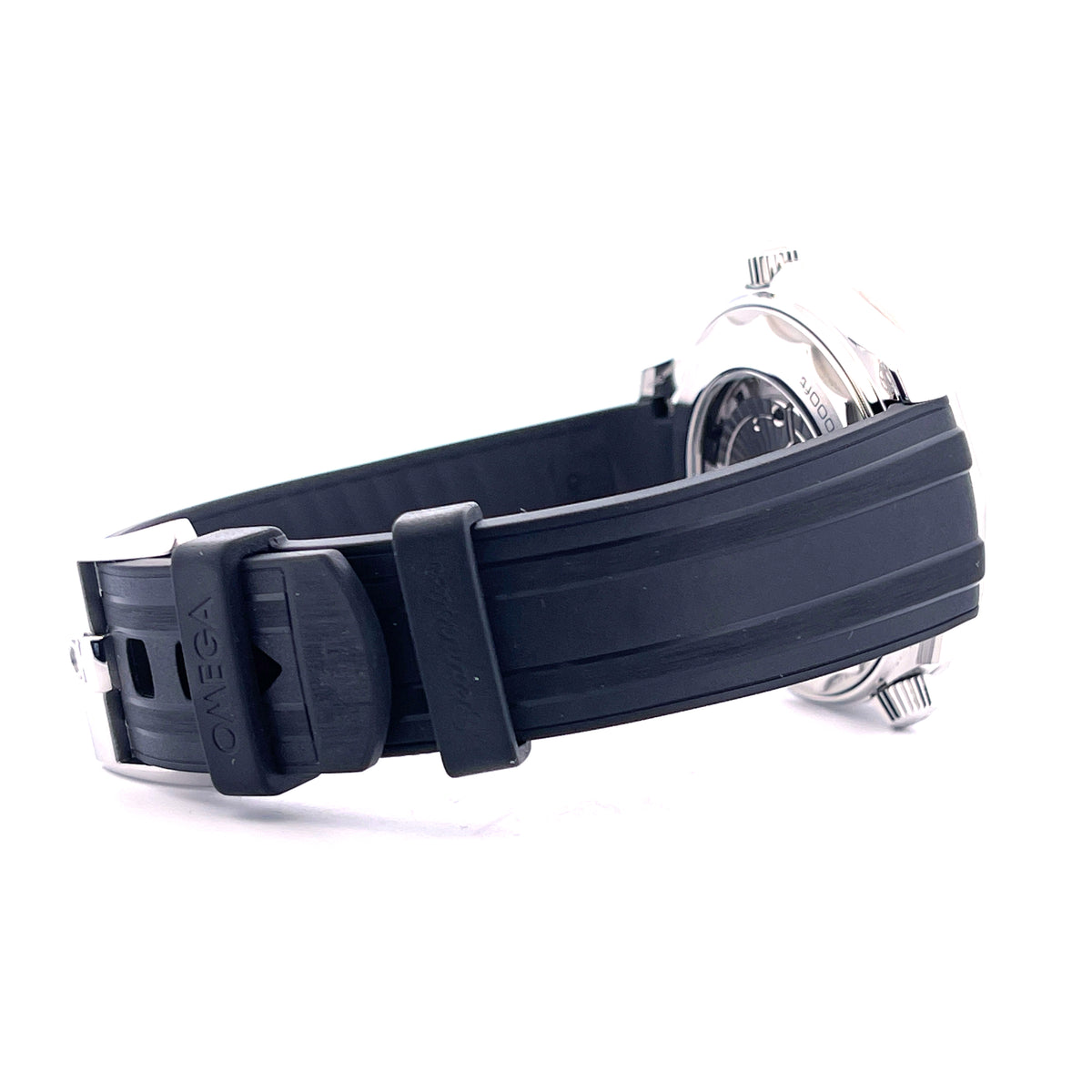 Omega Seamaster Diver 300 M Black / Full Set / very good Condition / Germany / 2021, Schrägansicht mit Armband, Schließe und Gehäuseboden vor weißem Hintergrund
