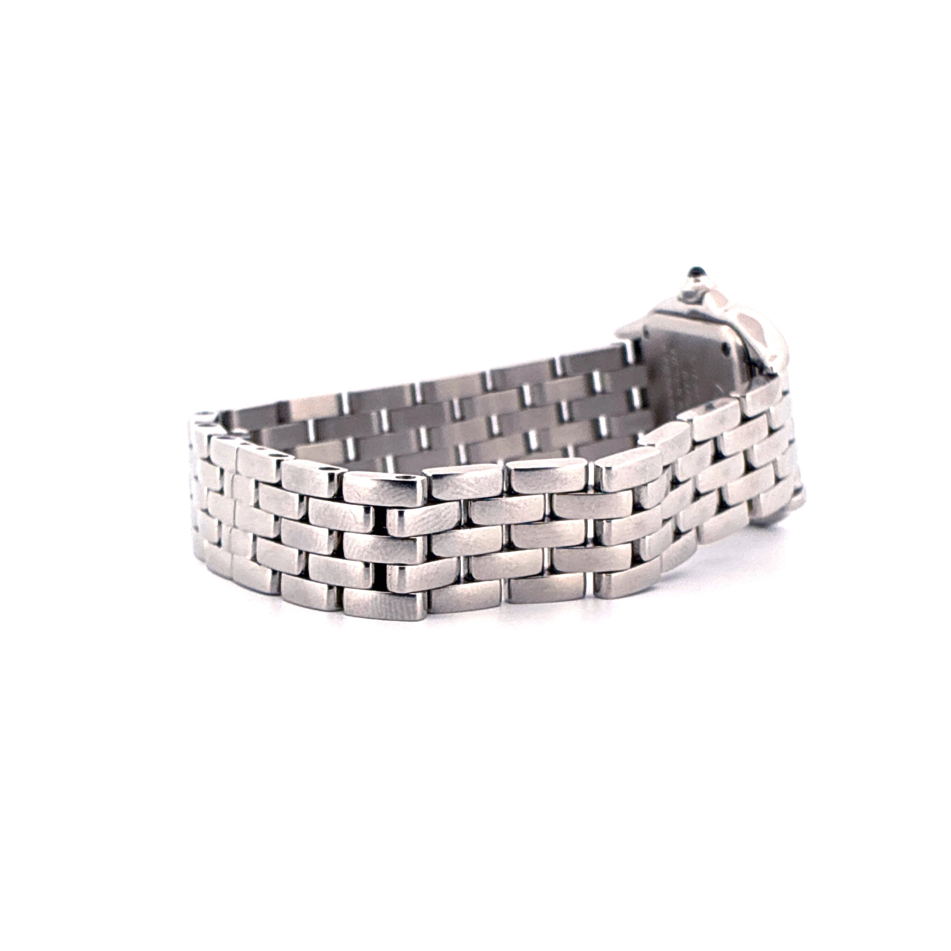 Cartier Panthère Damenuhr aus Edelstahl im Detail mit fokussiertem Armband auf weißem Hintergrund
