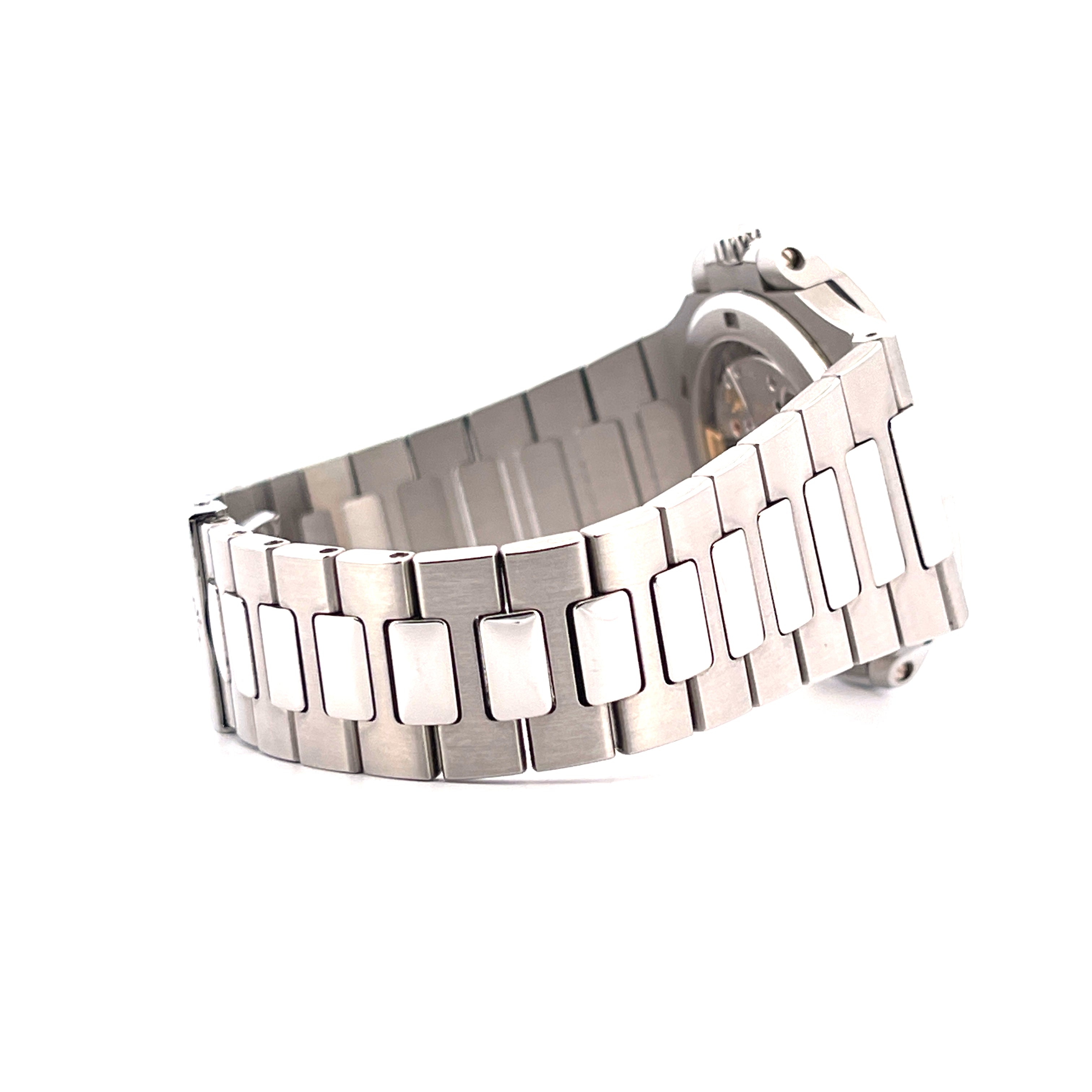 Patek Philippe Nautilus 5711/1A-010 Edelstahlarmband im Seitenprofil auf weißem Hintergrund