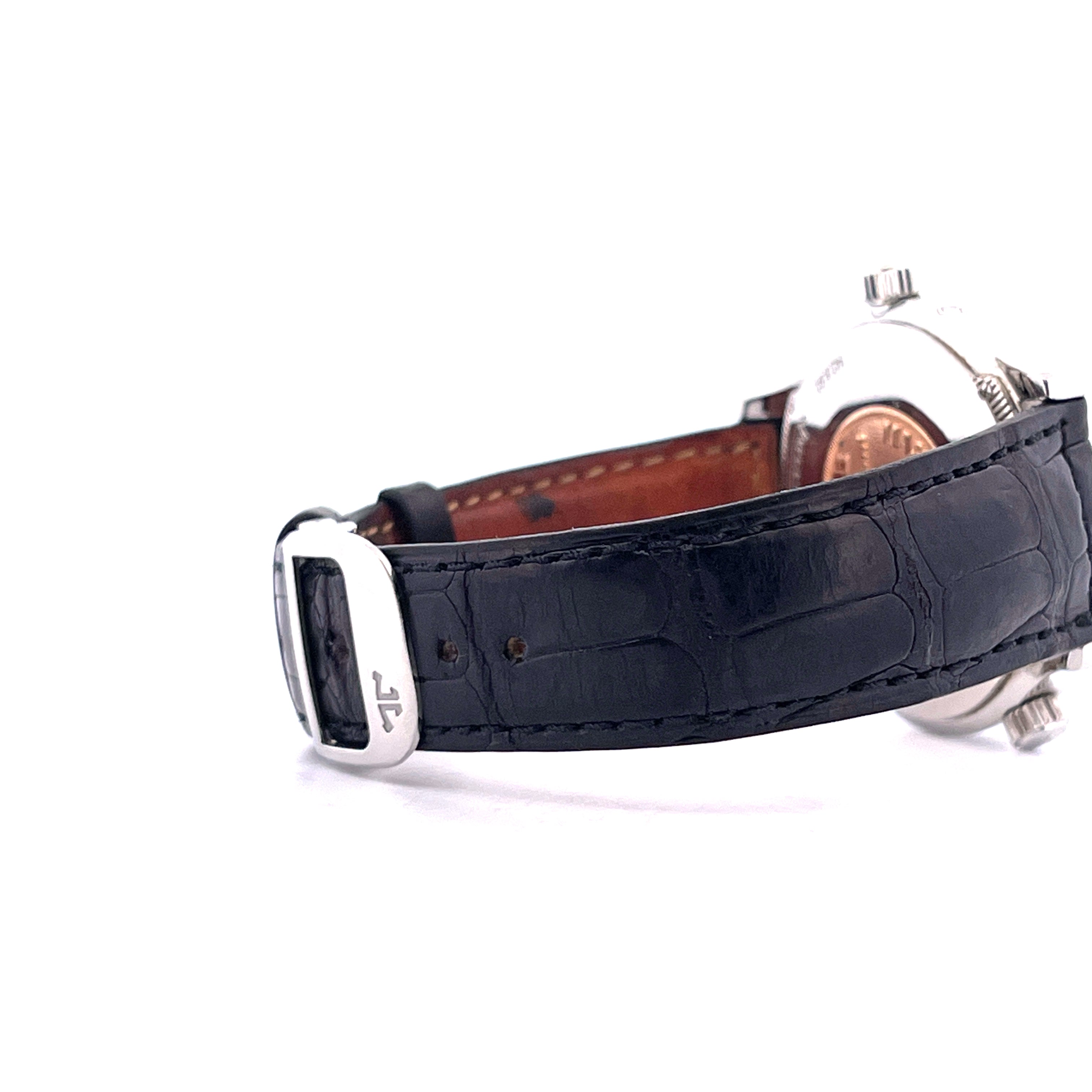 Seitenansicht einer Jaeger LeCoultre Master Geographic 38 mm Uhr mit schwarzem Krokolederarmband und Edelstahlschliesse
