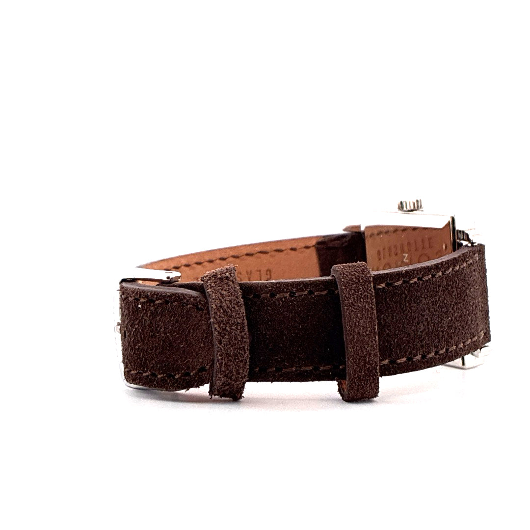 Nomos Tetra 27 Karat Armband aus dunkelbraunem Wildleder mit silberner Schließe im Detail