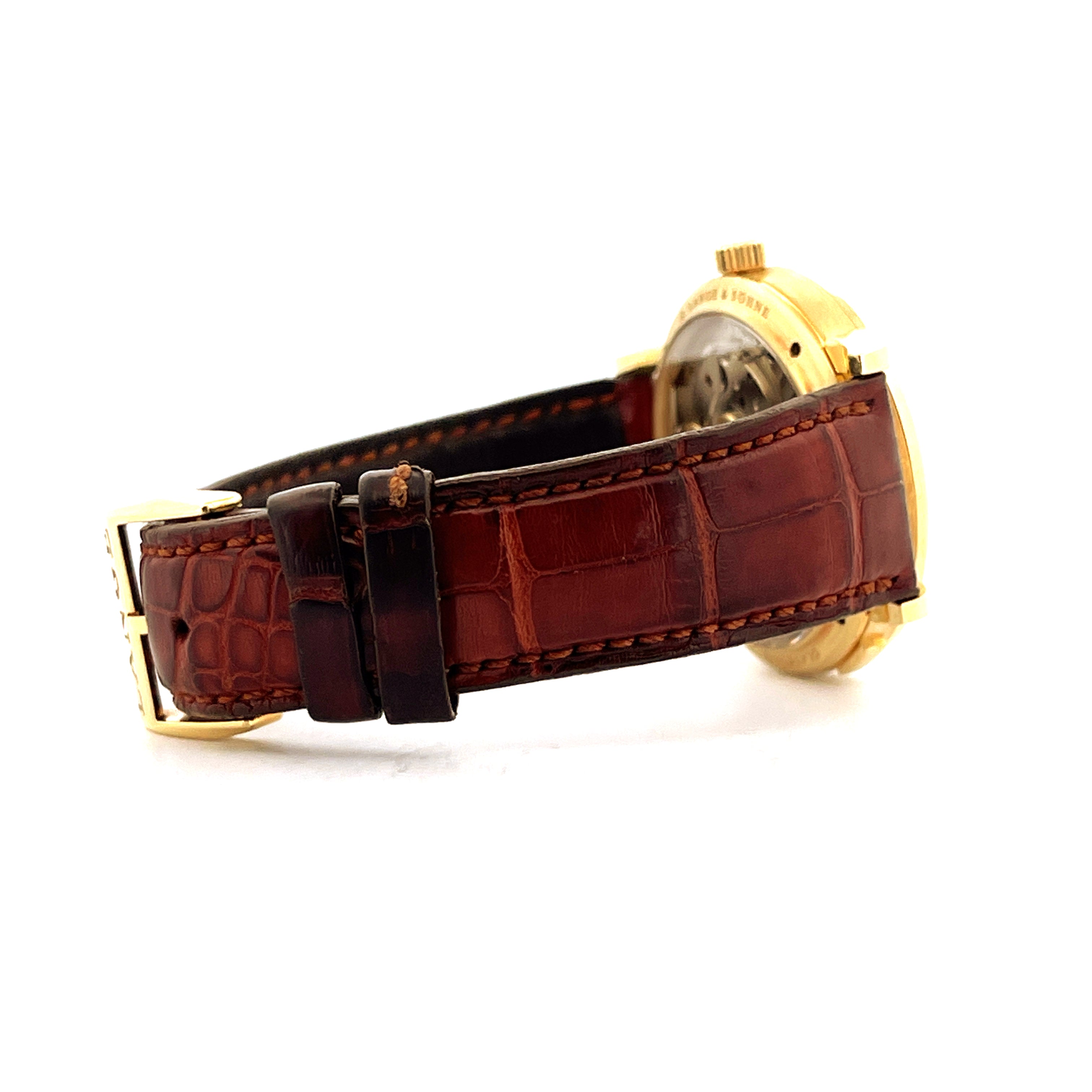 Seitenansicht einer goldenen A. Lange & Söhne Langematik mit braunem Krokodillederarmband