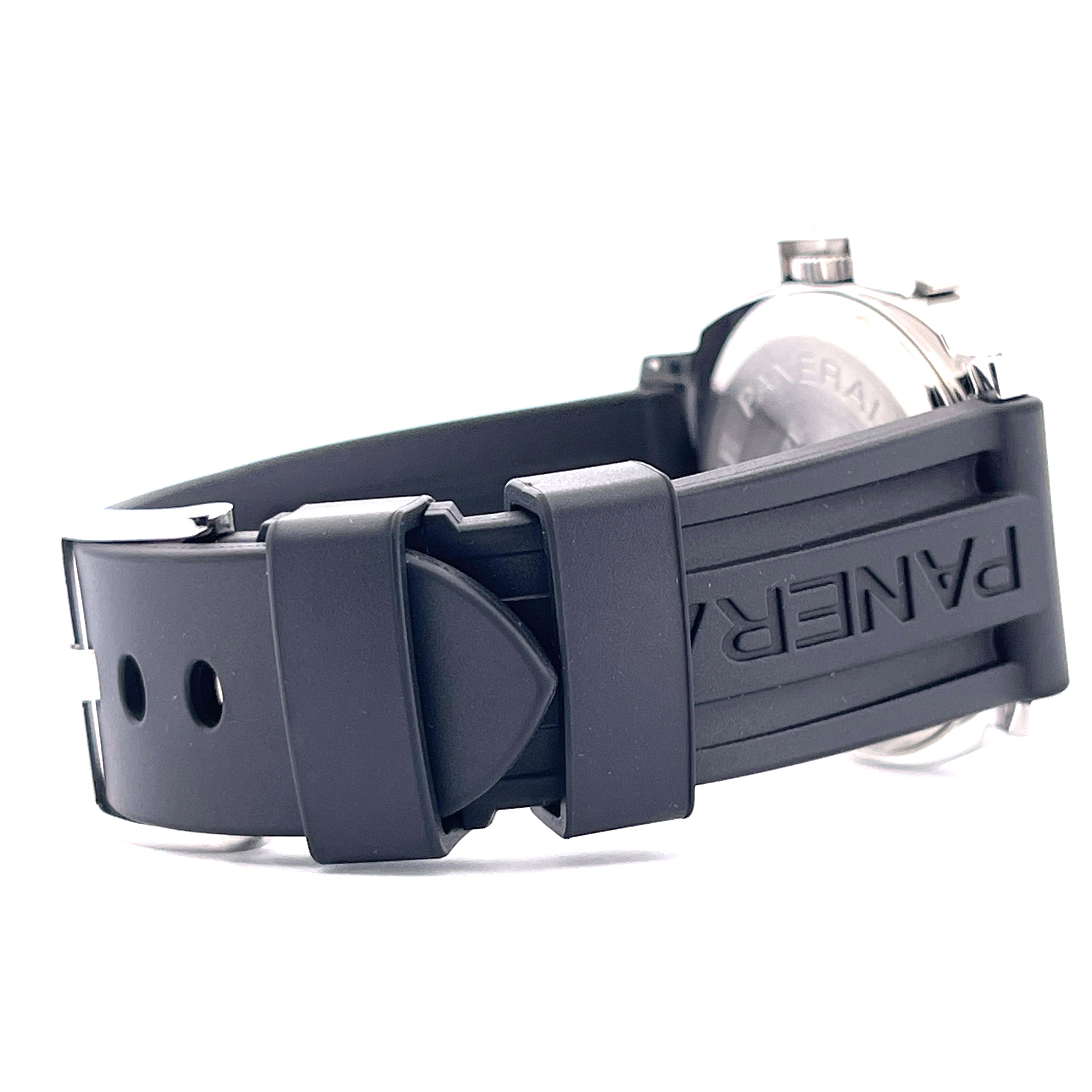 Seitenansicht eines schwarzen Kautschukarmbands der Panerai Luminor Power Reserve 44mm mit Schriftzug Panerai