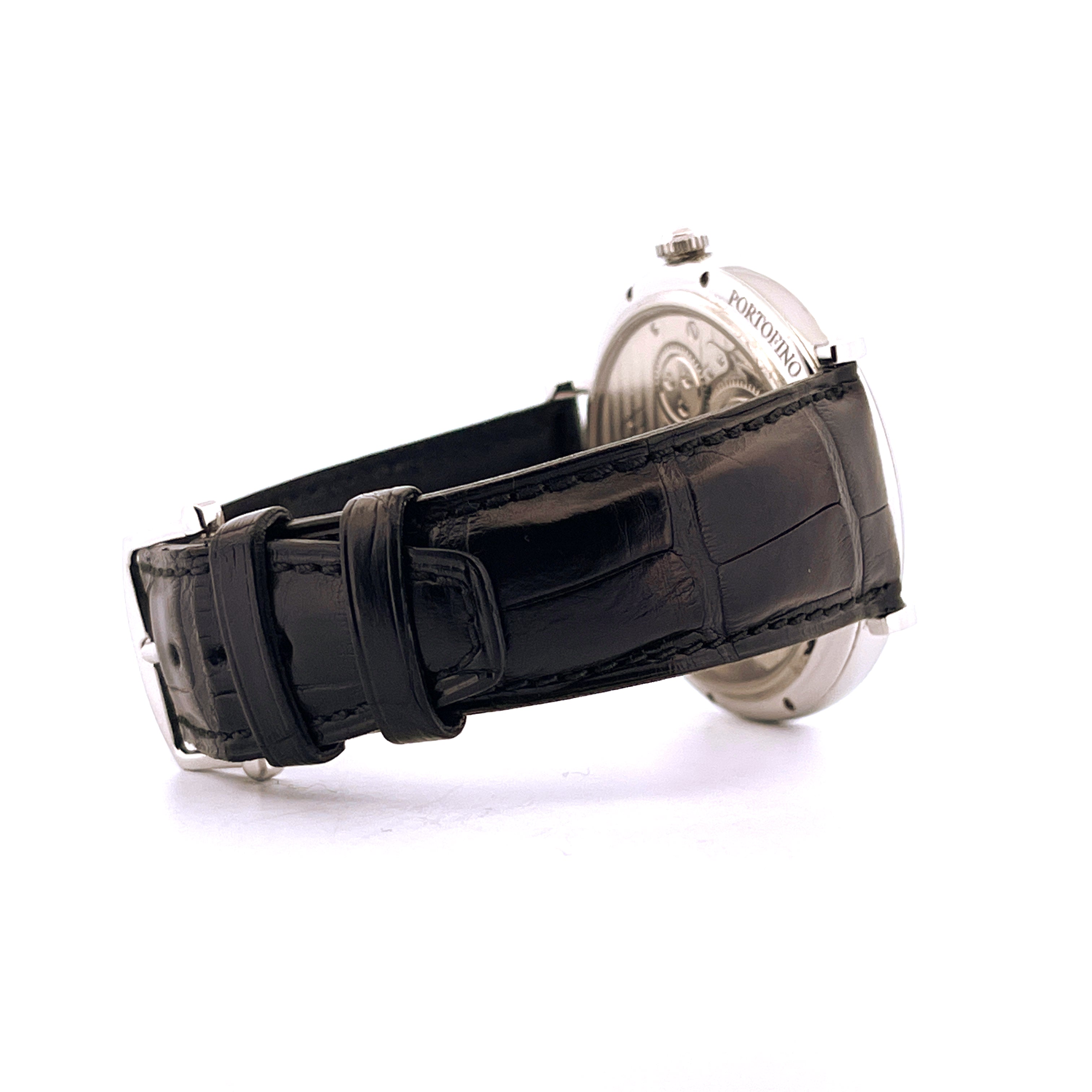 IWC Portofino Moonphase, Seitenansicht des schwarzen Krokolederarmbandes und Gehäuses auf weißem Hintergrund