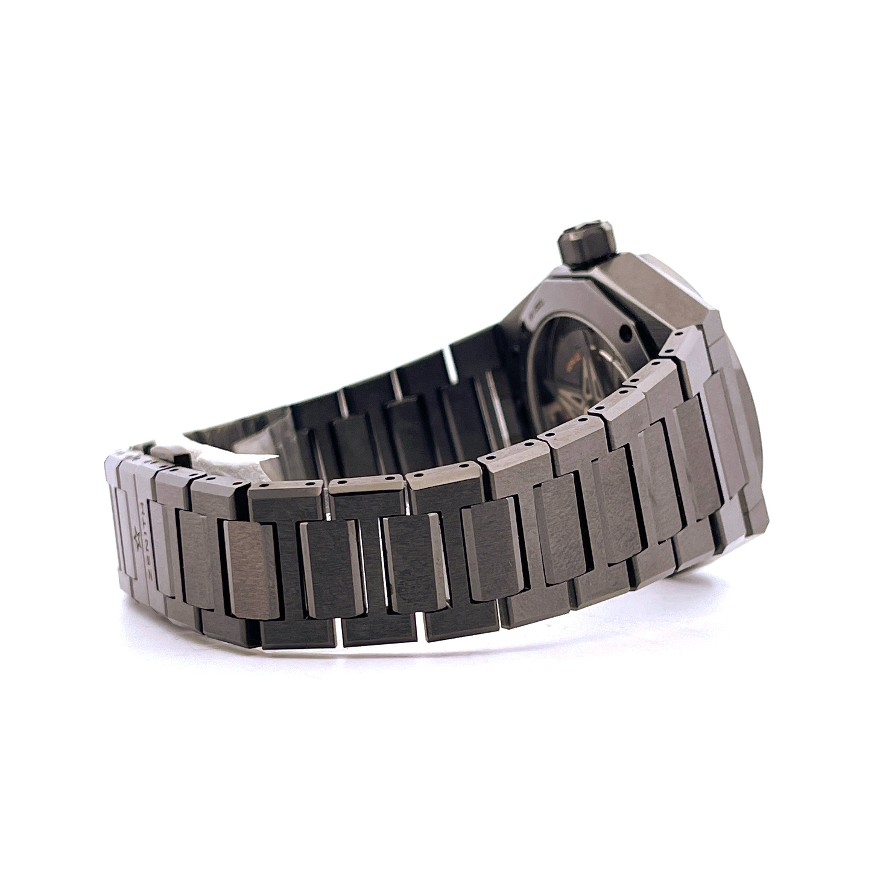 Seitenansicht einer Zenith Defy Skyline 41mm Keramikuhr mit schwarzem Gliederarmband auf weißem Hintergrund