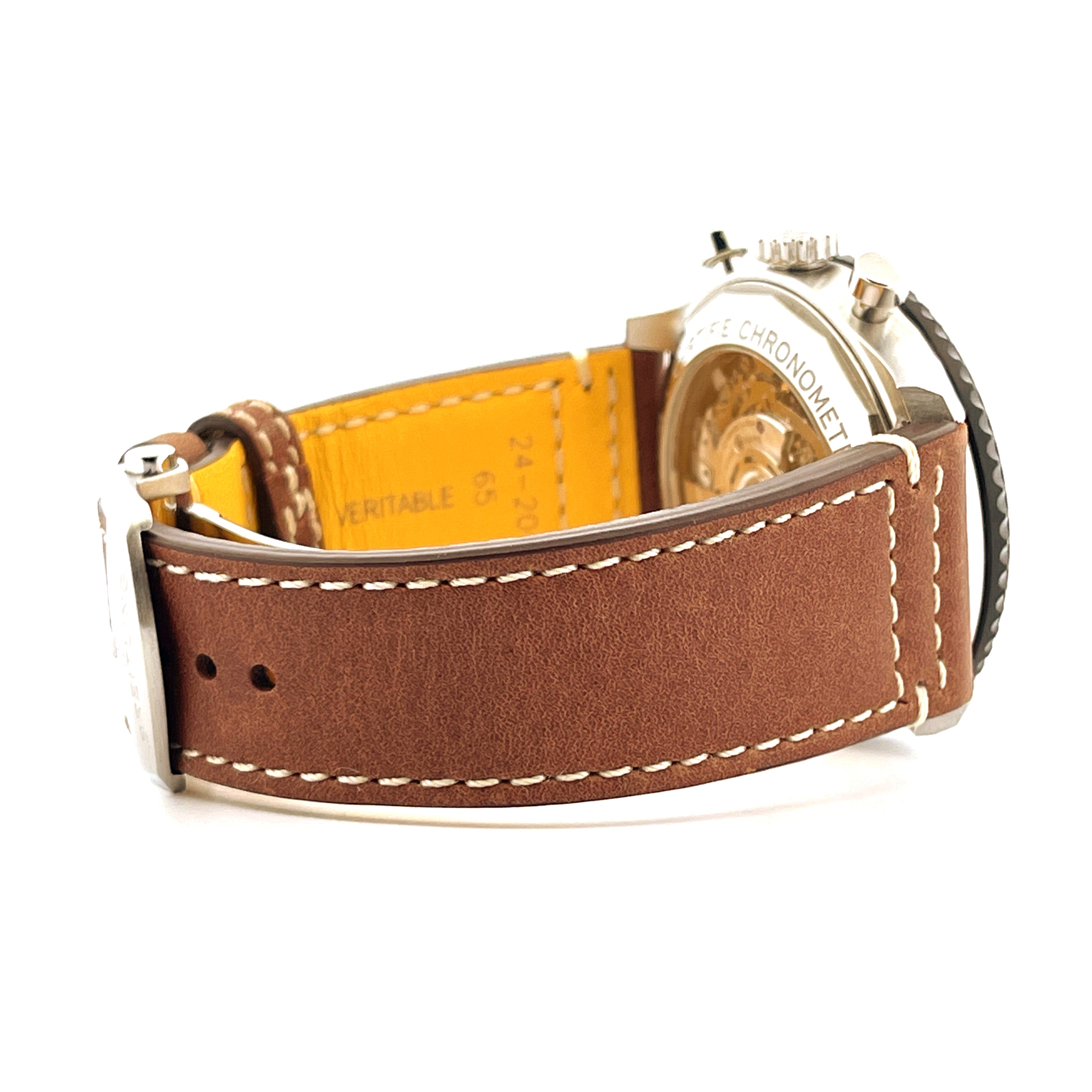 Breitling Aviator 8 B01 Chronograph 43 Mosquito Seitenansicht eines braunen Lederarmbands