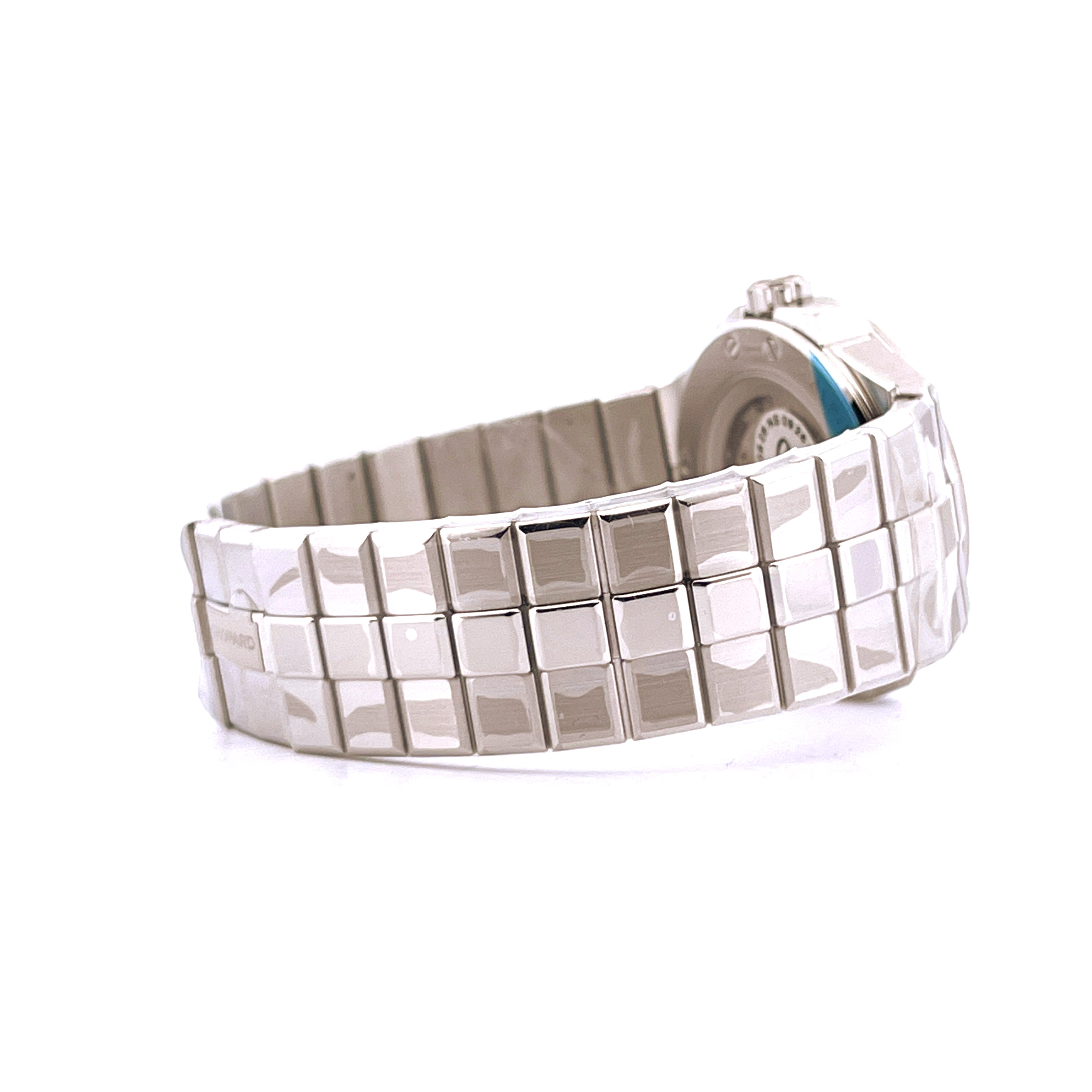 Chopard Alpine Eagle 33mm Edelstahlarmband im Detail auf weißem Hintergrund