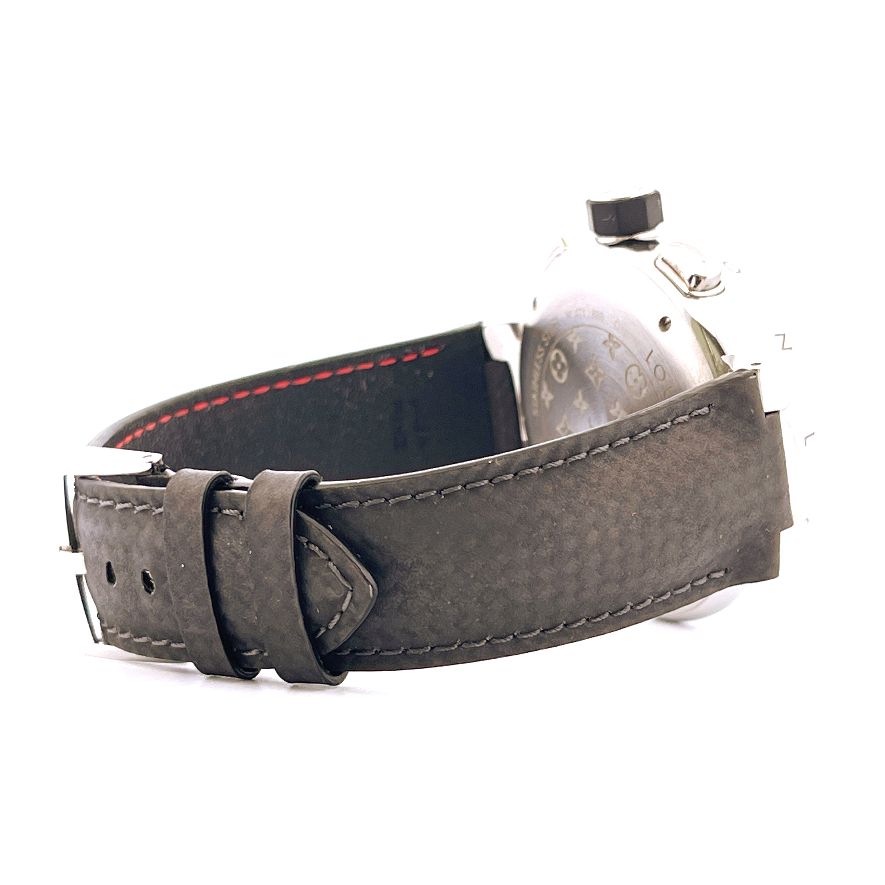 Seitenansicht einer Louis Vuitton Tambour Chronograph Uhr mit schwarzem Lederarmband und roter Naht auf weissem Hintergrund