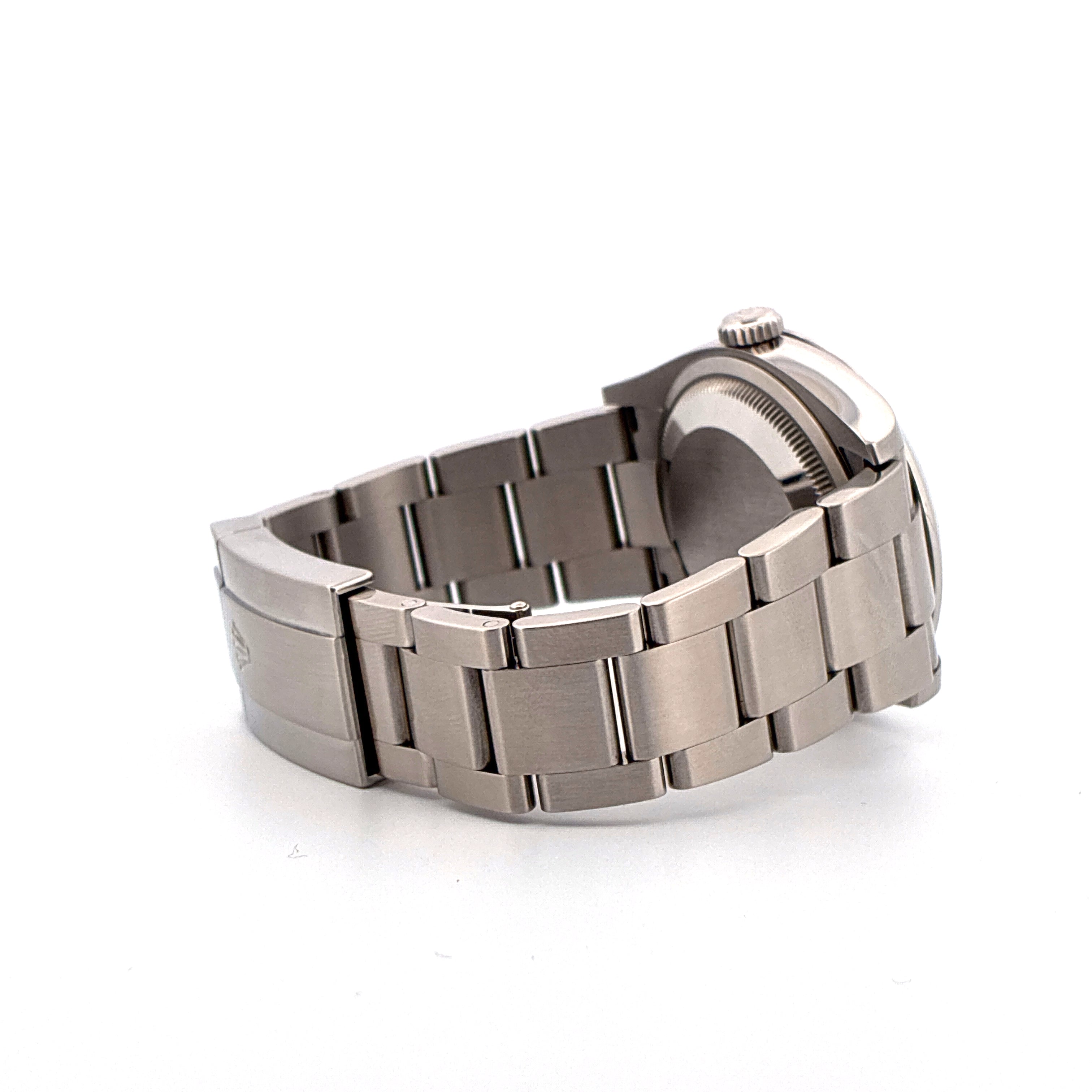 Rolex Oyster Perpetual 36 aus Stahl im Profil mit Stahlarmband auf weißem Hintergrund