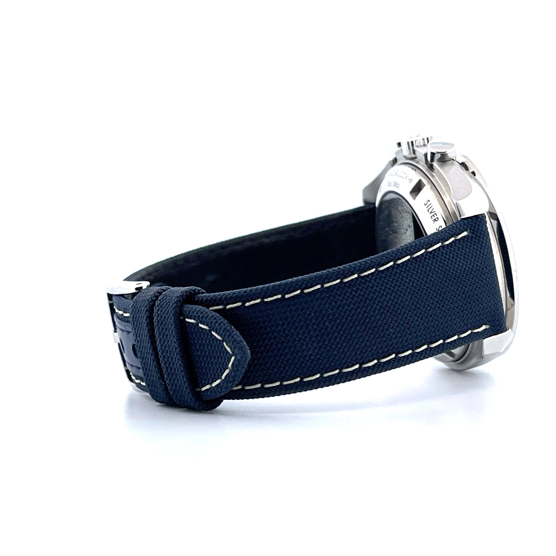 Omega Speedmaster "Silver Snoopy Award" 50th Anniversary 2022 Seitenansicht eines dunkelblauen Armbands mit weissen Naehten und silbernem Gehaeuse