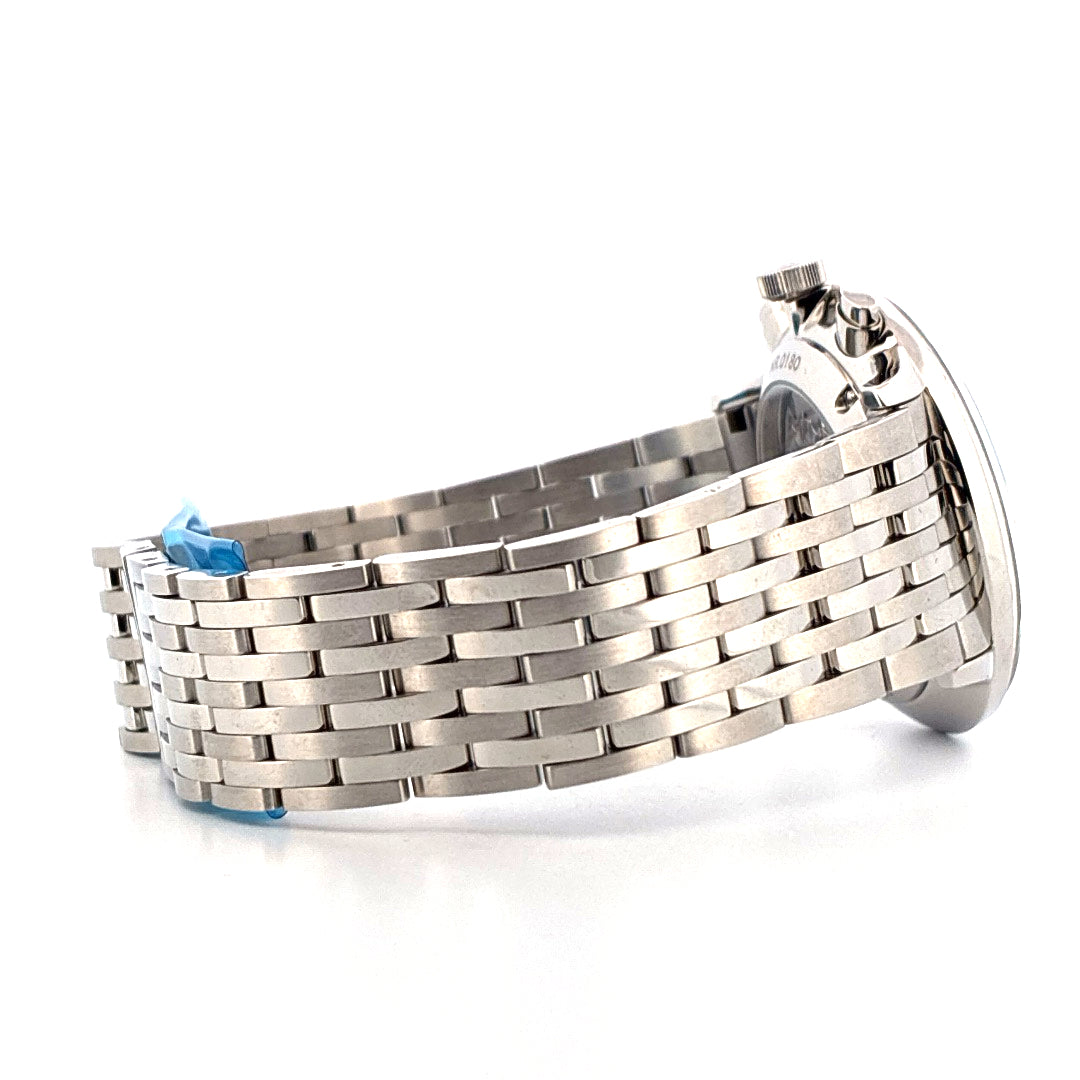 Junghans Meister Telemeter aus Edelstahl mit Gliederarmband im Seitenprofil auf weißem Hintergrund