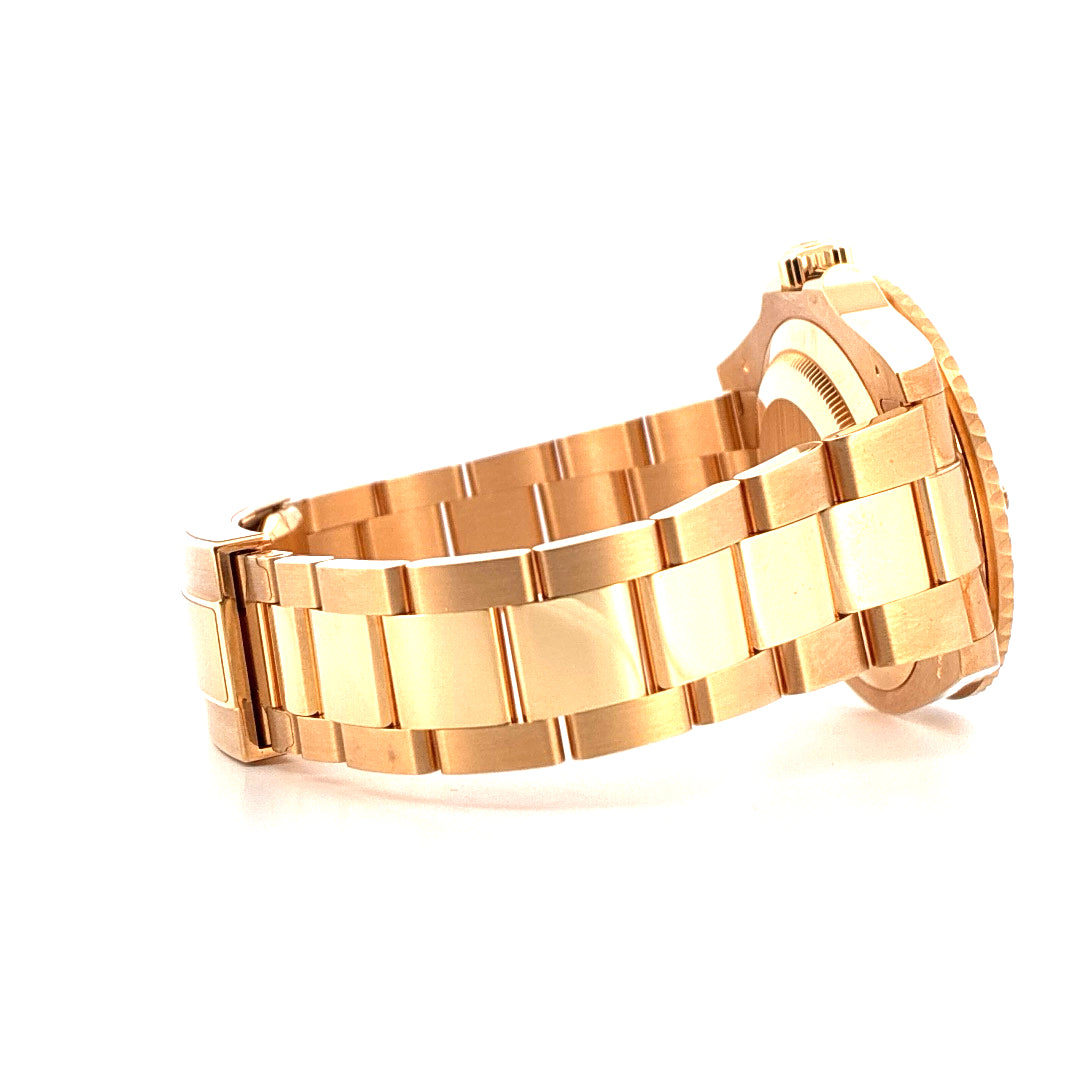 Rolex Submariner Date in Gelbgold, Seitenansicht des luxuriösen Armbands auf weißem Hintergrund