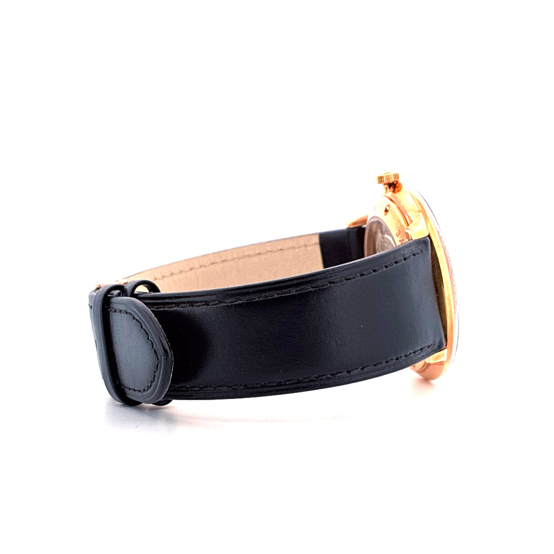 Junghans Meister Damen Unworn 2025 Seitenansicht einer rosévergoldeten Uhr mit schwarzem Lederarmband