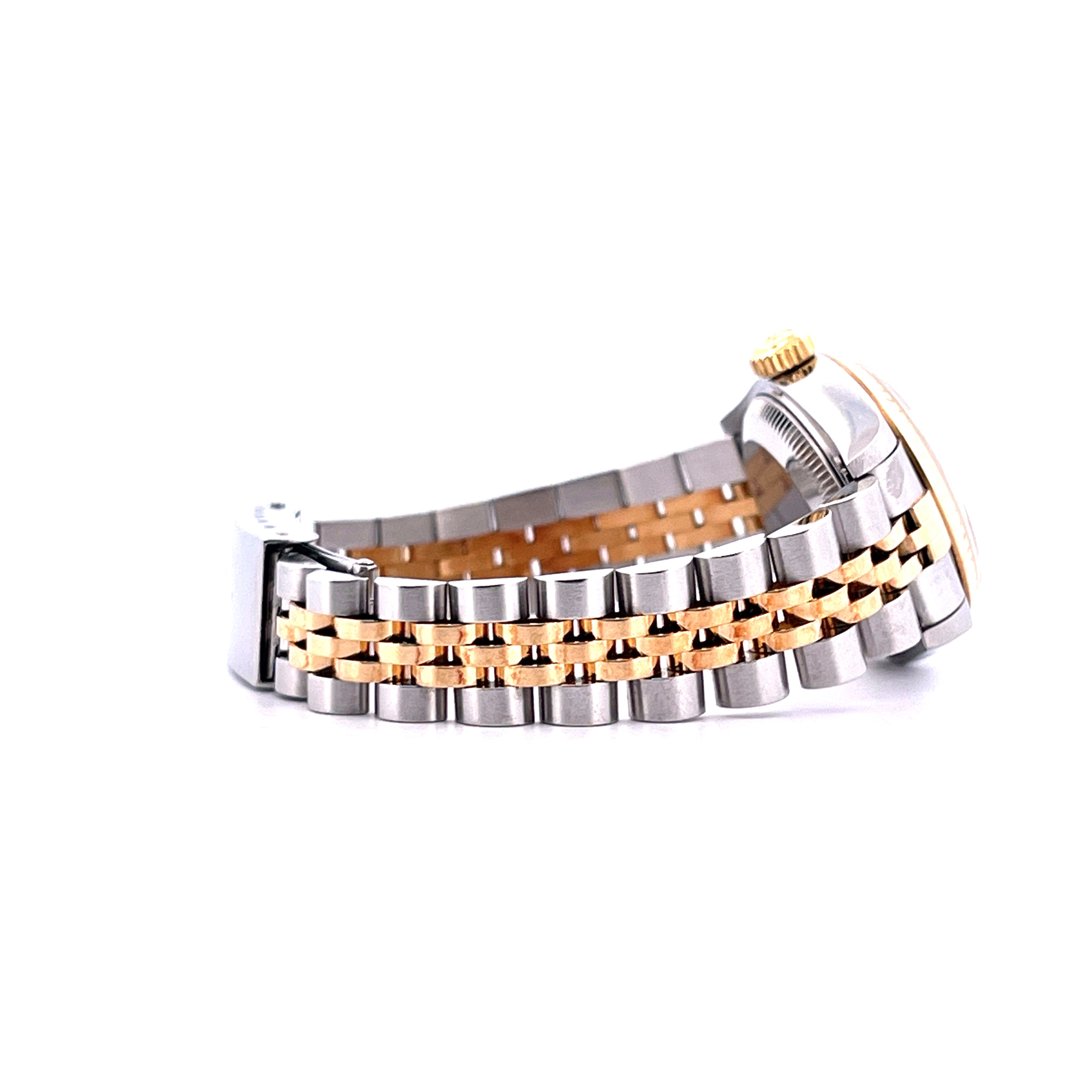 Seitenansicht einer gebrauchten Rolex Lady-Datejust Bicolor Uhr mit Gold- und Stahlarmband auf weissem Hintergrund