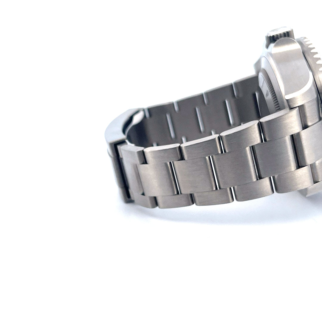Rolex Sea-Dweller Deepsea Challenge / Unworn / Full-Set / 2023 / Sticker, Seitenansicht mit Armband, Schließe und Krone vor weißem Hintergrund