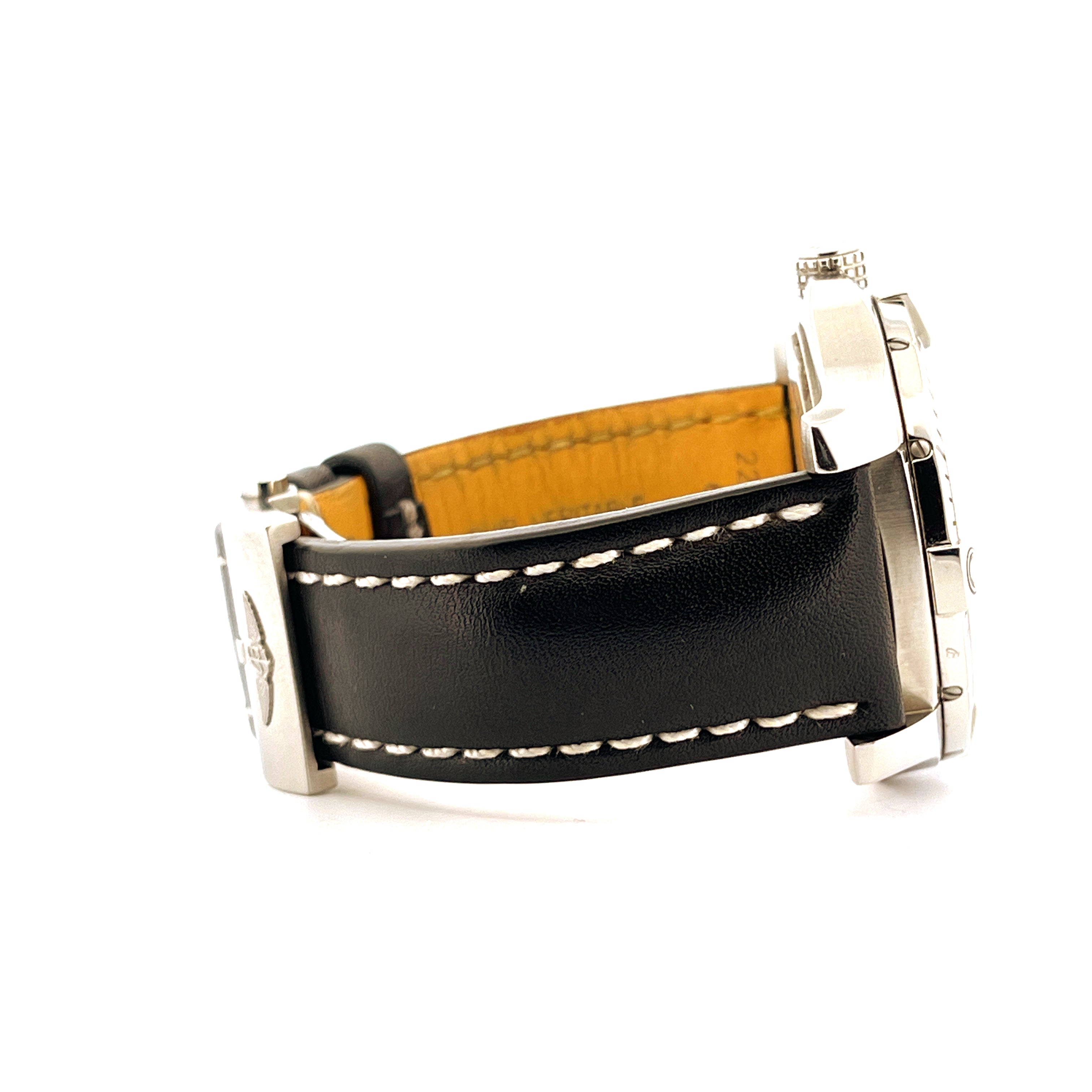 Breitling Avenger Automatic GMT 43 Stahl mit schwarzem Lederarmband Seitenansicht im Detail auf weißem Hintergrund