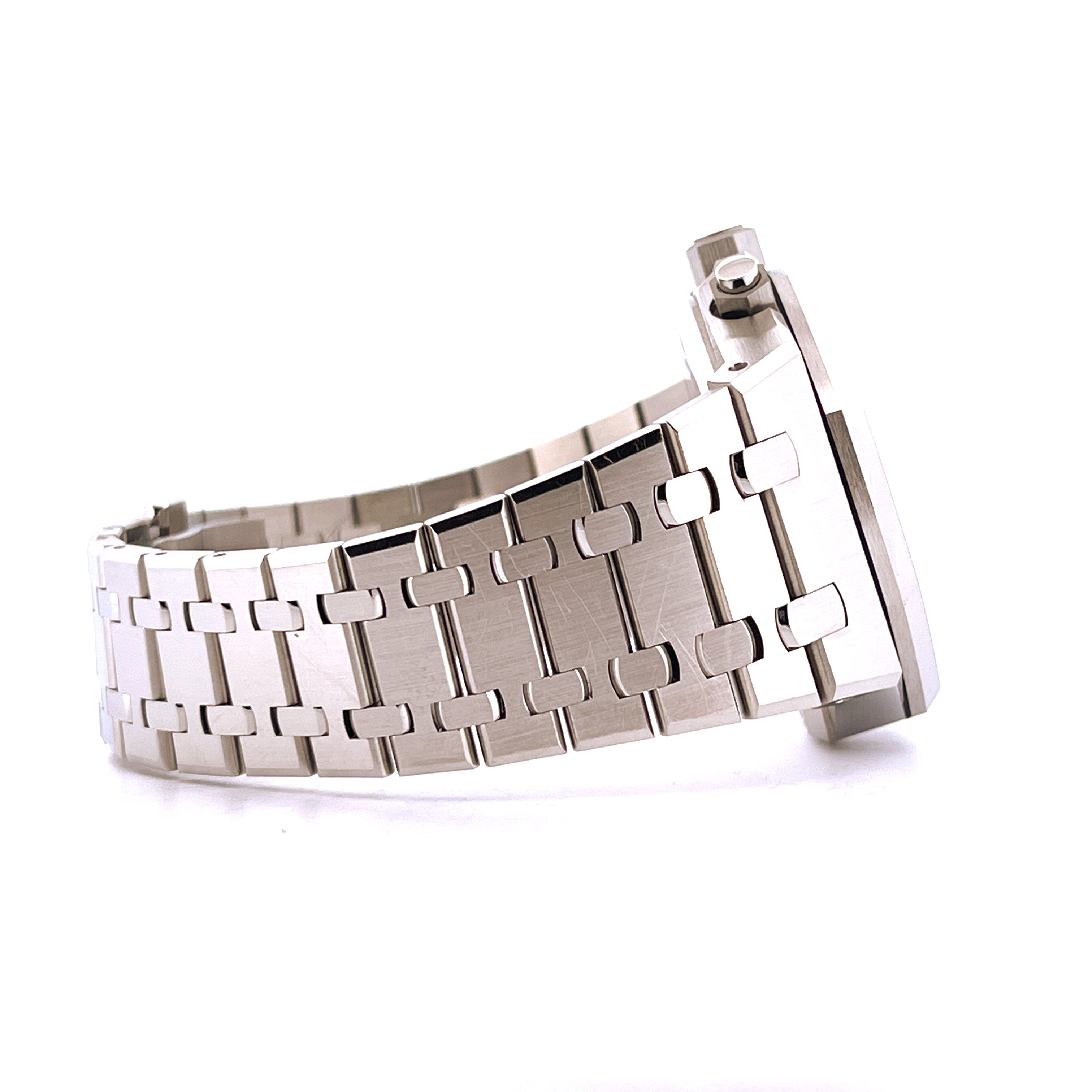 Seitenansicht einer Audemars Piguet Royal Oak Stahl Herrenuhr mit grauem Zifferblatt und Stahlarmband vor weißem Hintergrund