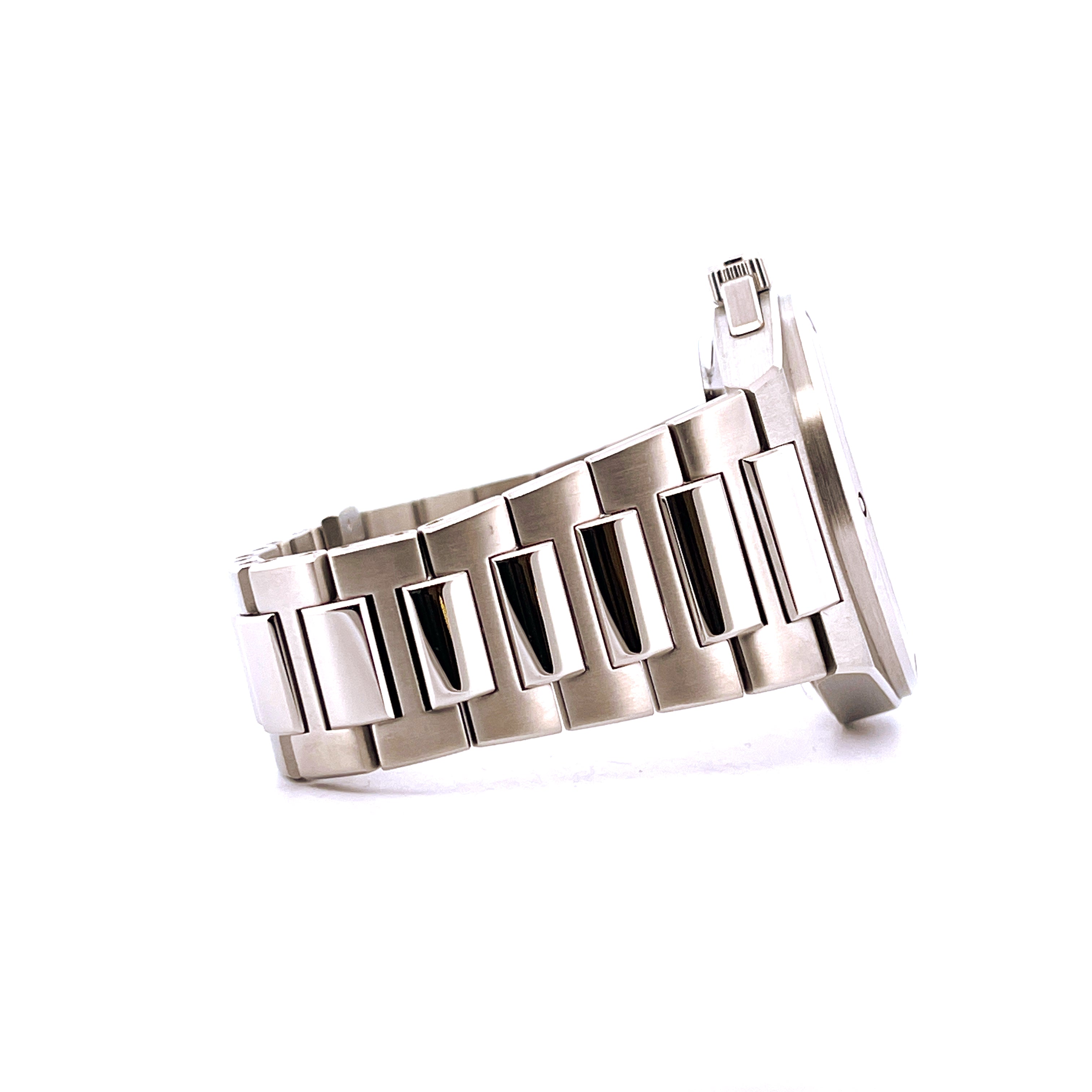 IWC Ingenieur Automatic Petrol Dial in Stahl Seitenansicht auf weißem Hintergrund